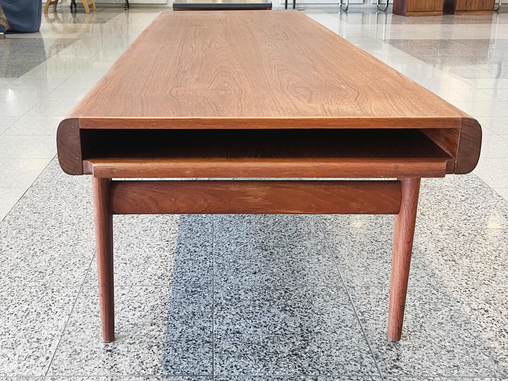 Mesa de centro danesa moderna de teca de Johannes Andersen en venta 1