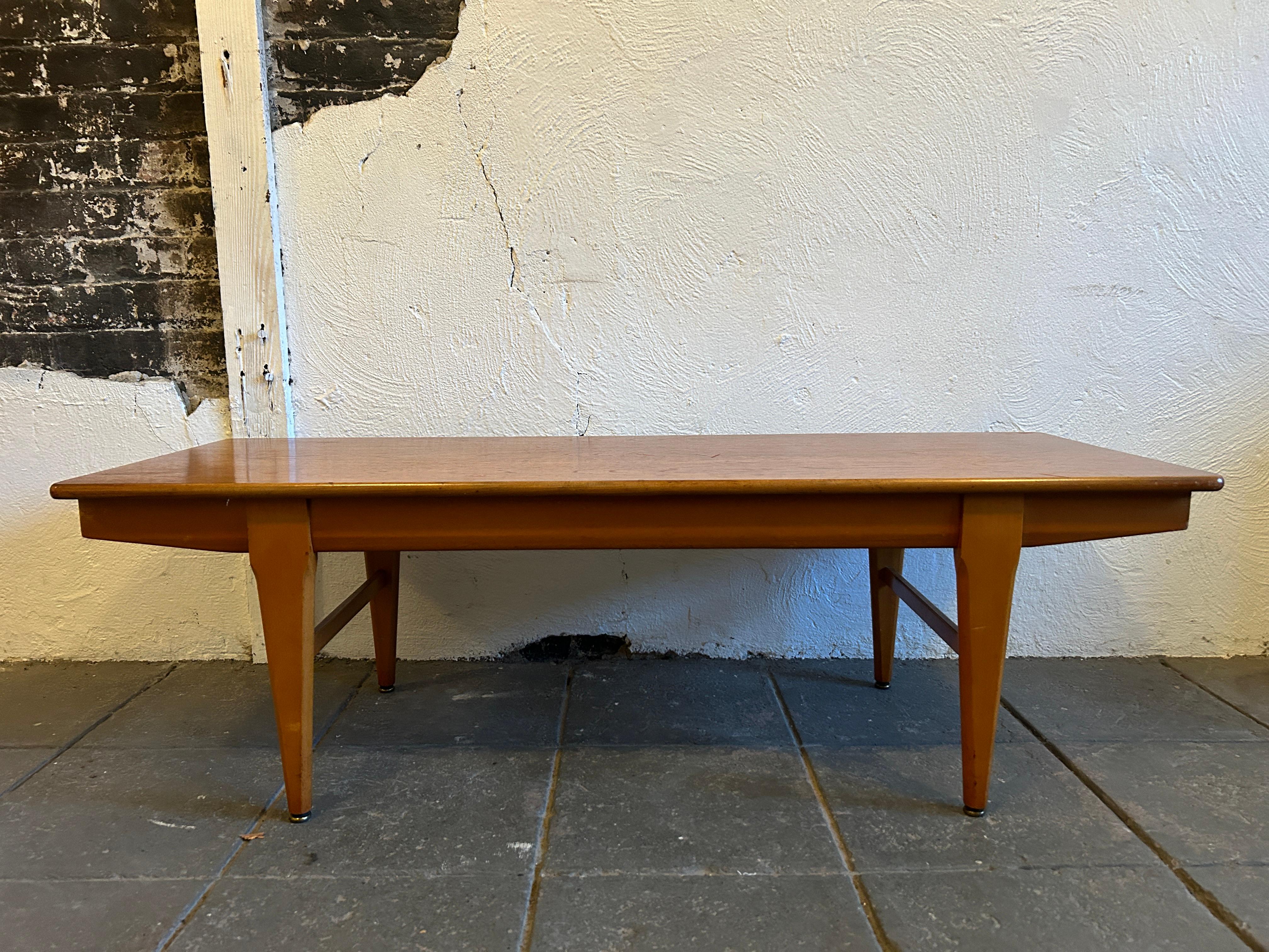Table basse moderne danoise en teck. Design/One très simple. Bon état vintage. Fabriqué au Danemark. Situé à Brooklyn NYC.

Mesure 48