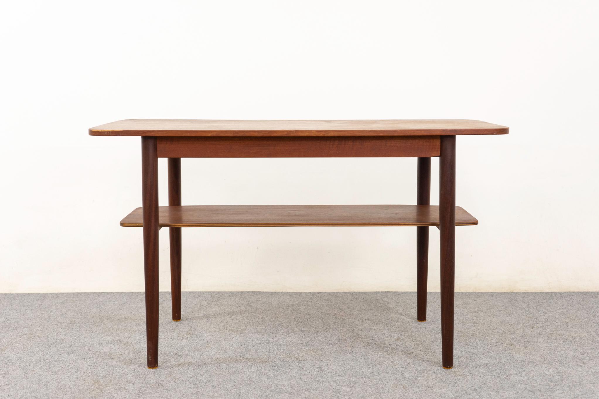 Table basse danoise en teck, circa 1960. Magnifique plateau en placage assorti aux livres, pieds solides contrastés et étagère pratique !

Pièce non restaurée avec option d'achat en condition restaurée pour un supplément de 200 USD. La restauration