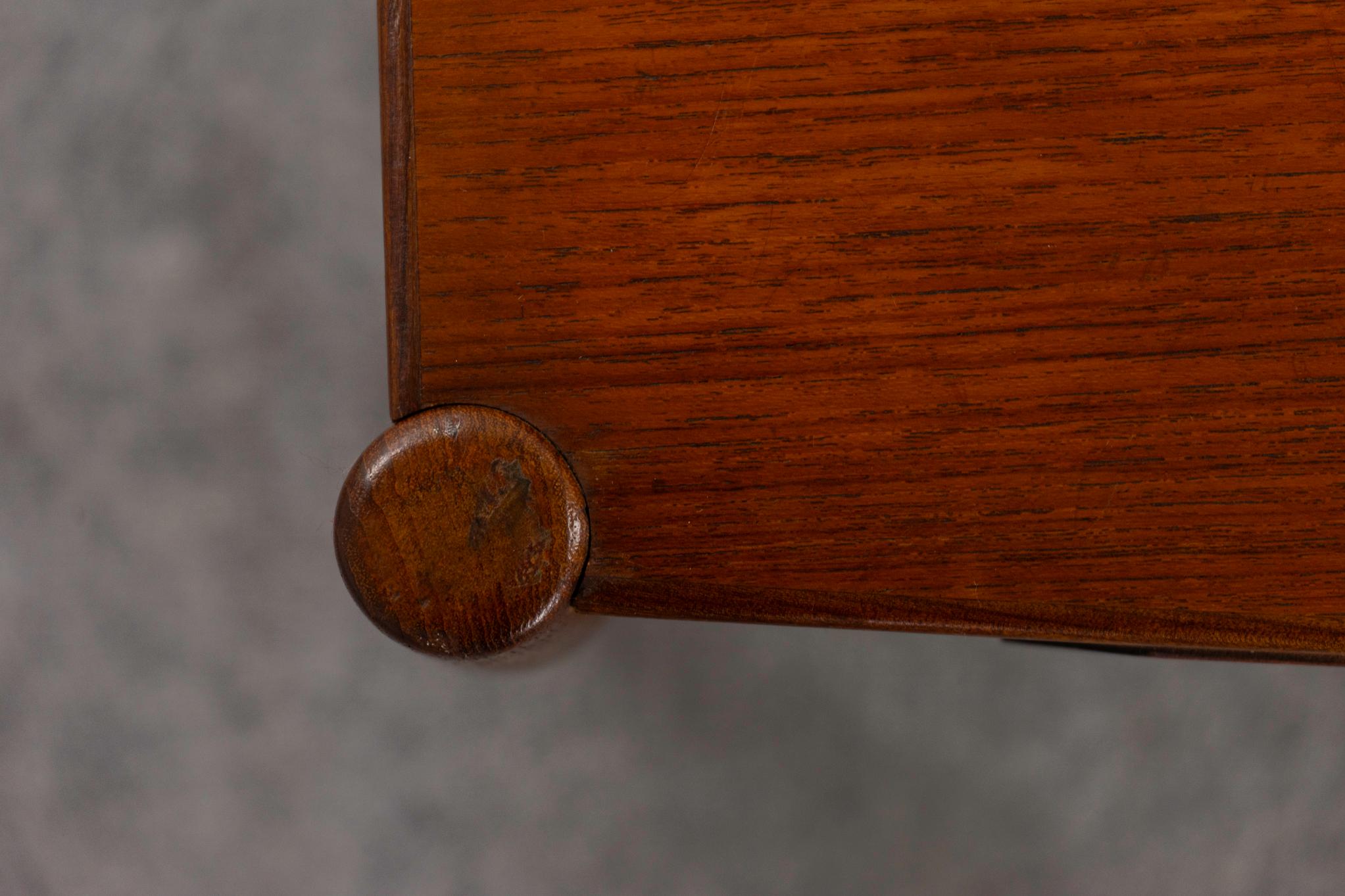 Table basse danoise en teck The Moderns Bon état - En vente à VANCOUVER, CA