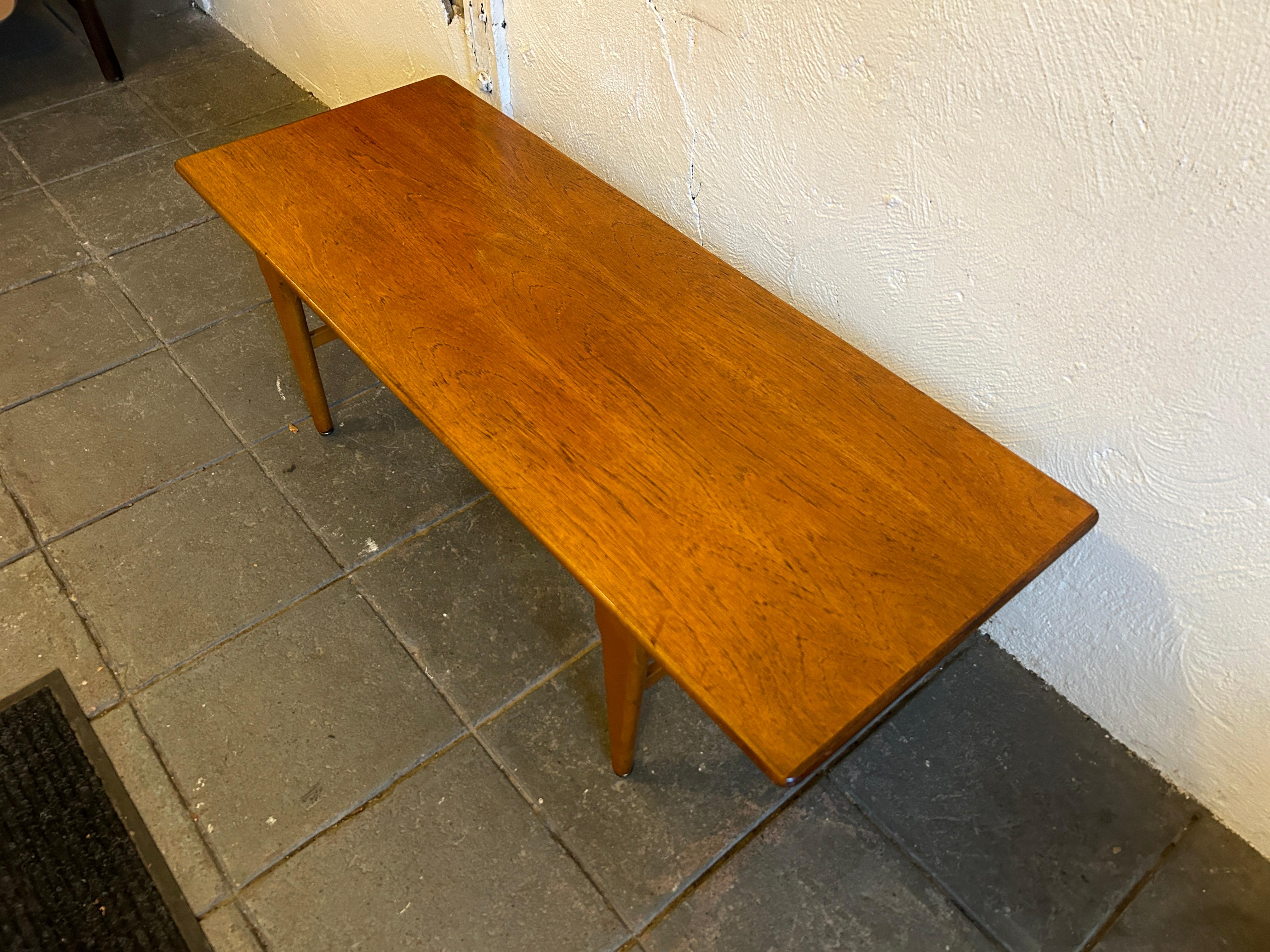 Danish modern Teak coffee table In Good Condition For Sale In BROOKLYN, NY