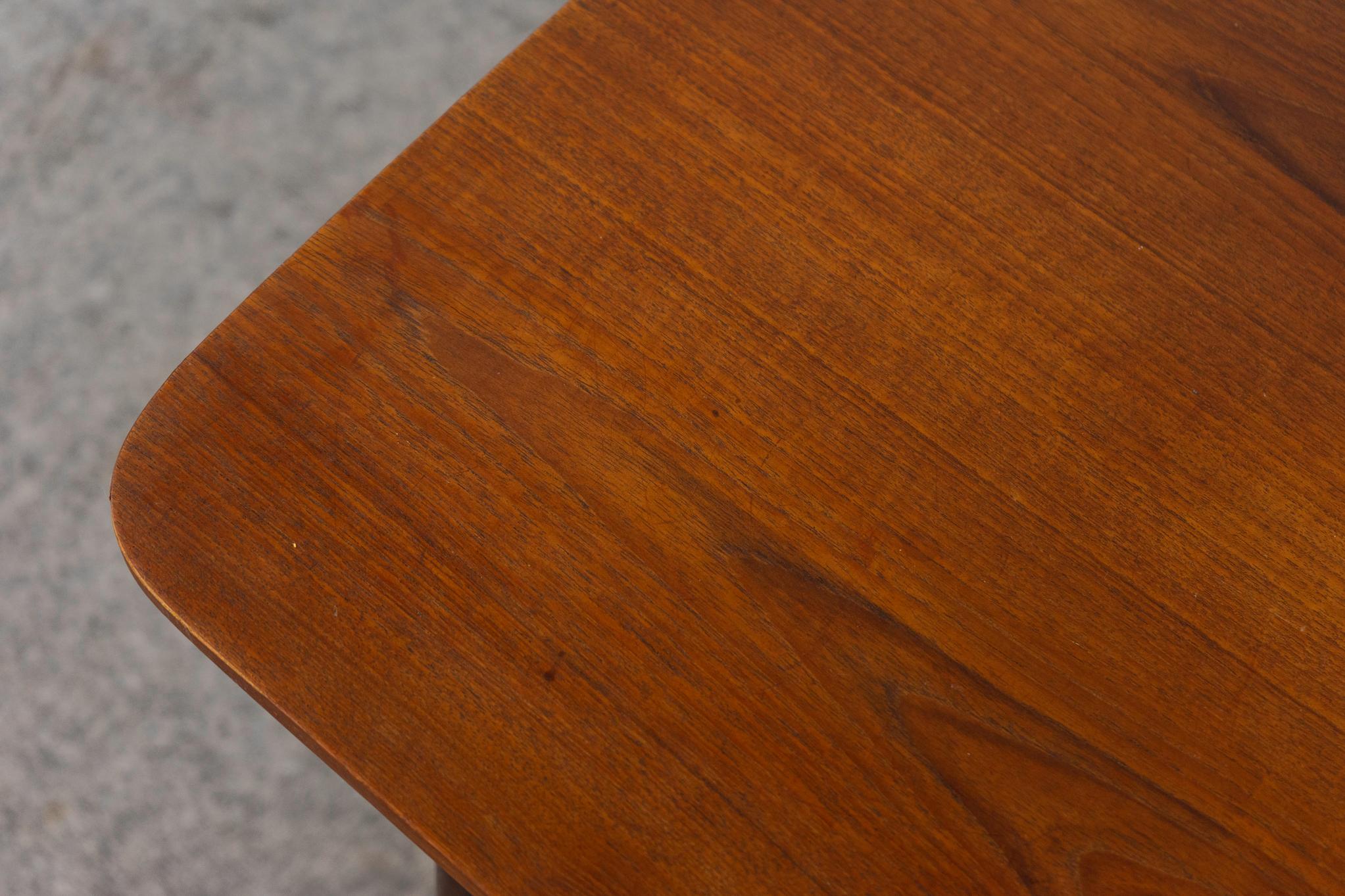 Table basse danoise en teck The Moderns Bon état - En vente à VANCOUVER, CA