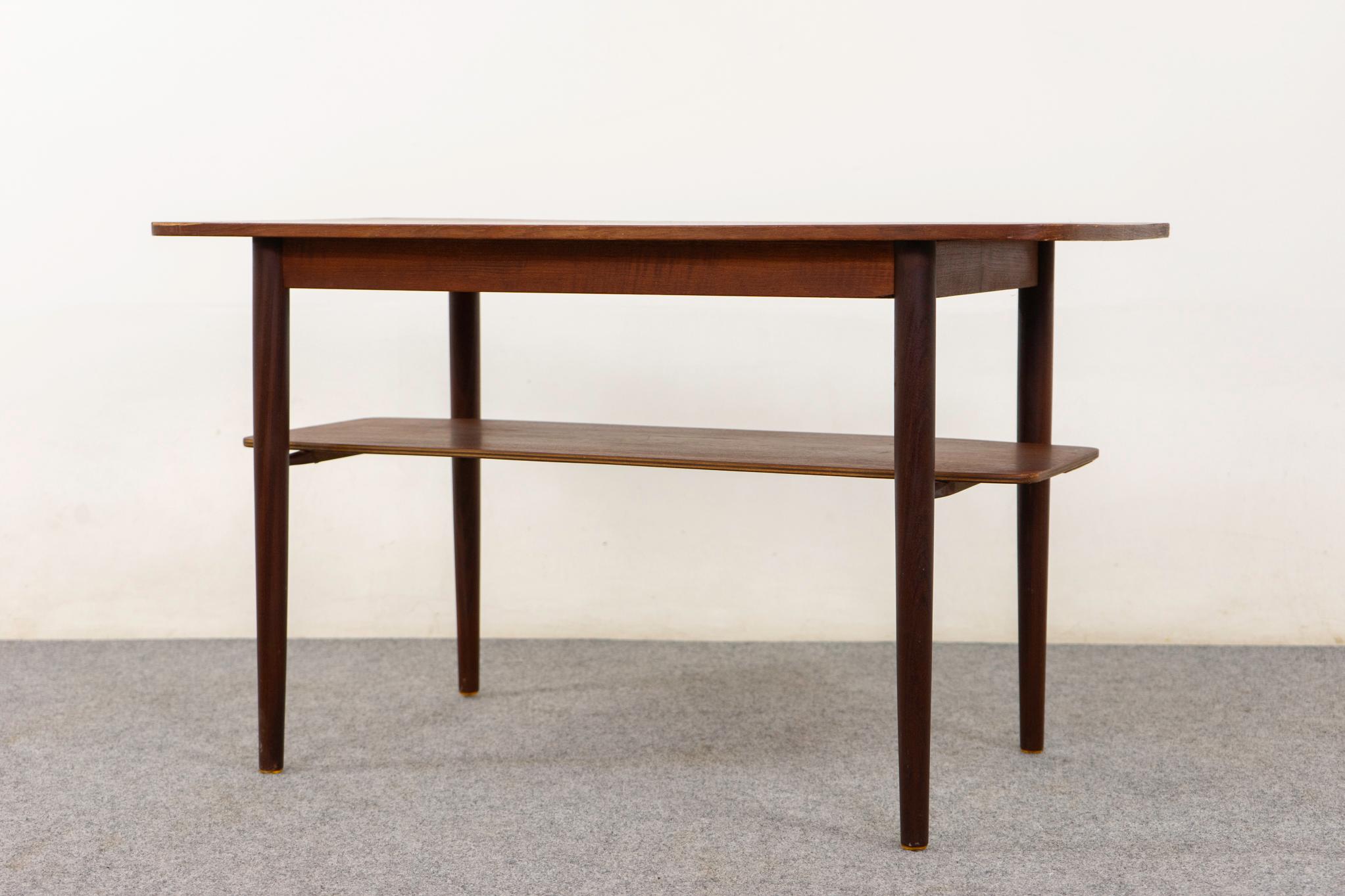 Milieu du XXe siècle Table basse danoise en teck The Moderns en vente
