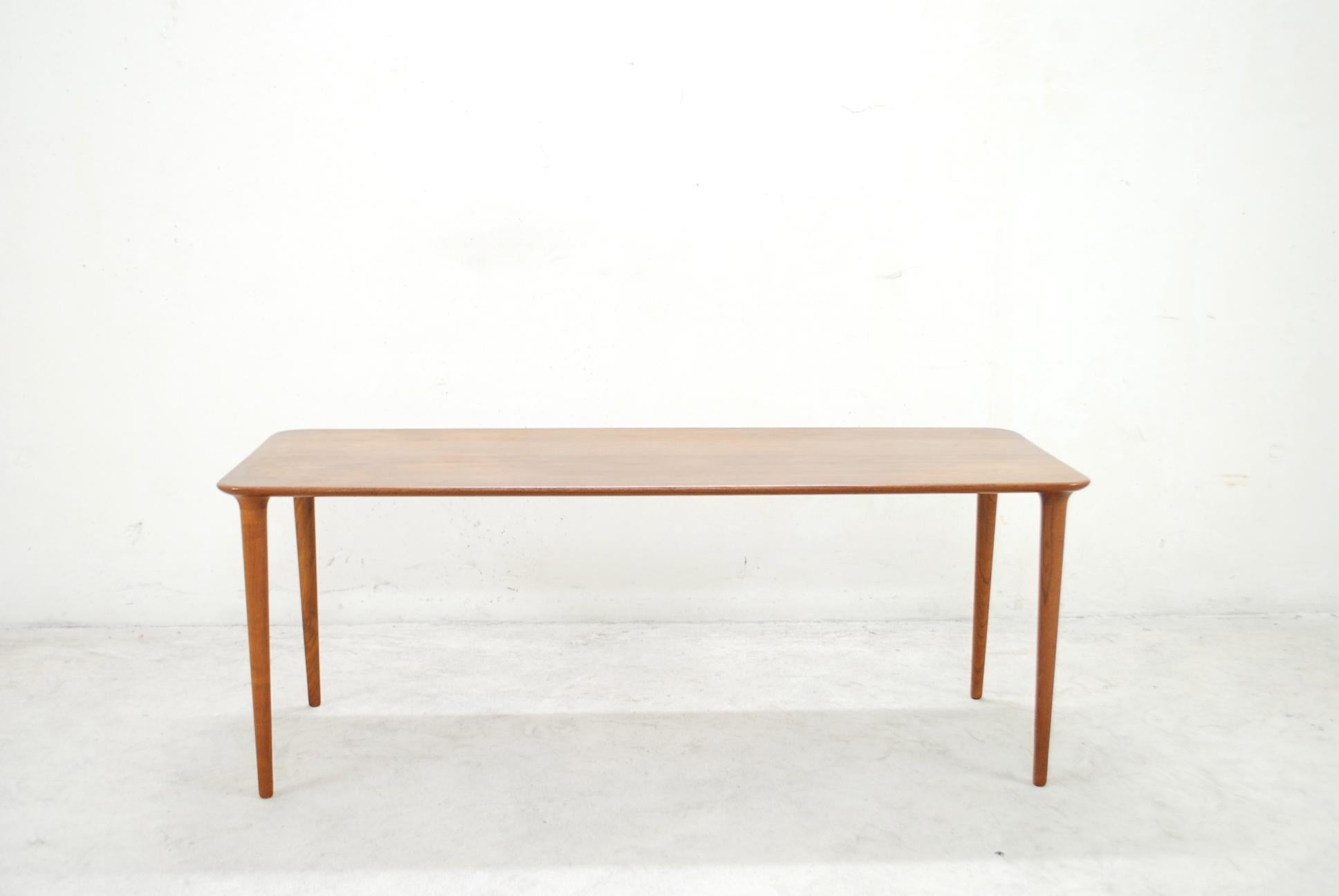 This sculptural coffee table was designed by Rolf Rastad and Adolf Relling for Gustav Bahus and is made of solid teak with removable feet.
A great addition to the Scandinavian modern living room set.