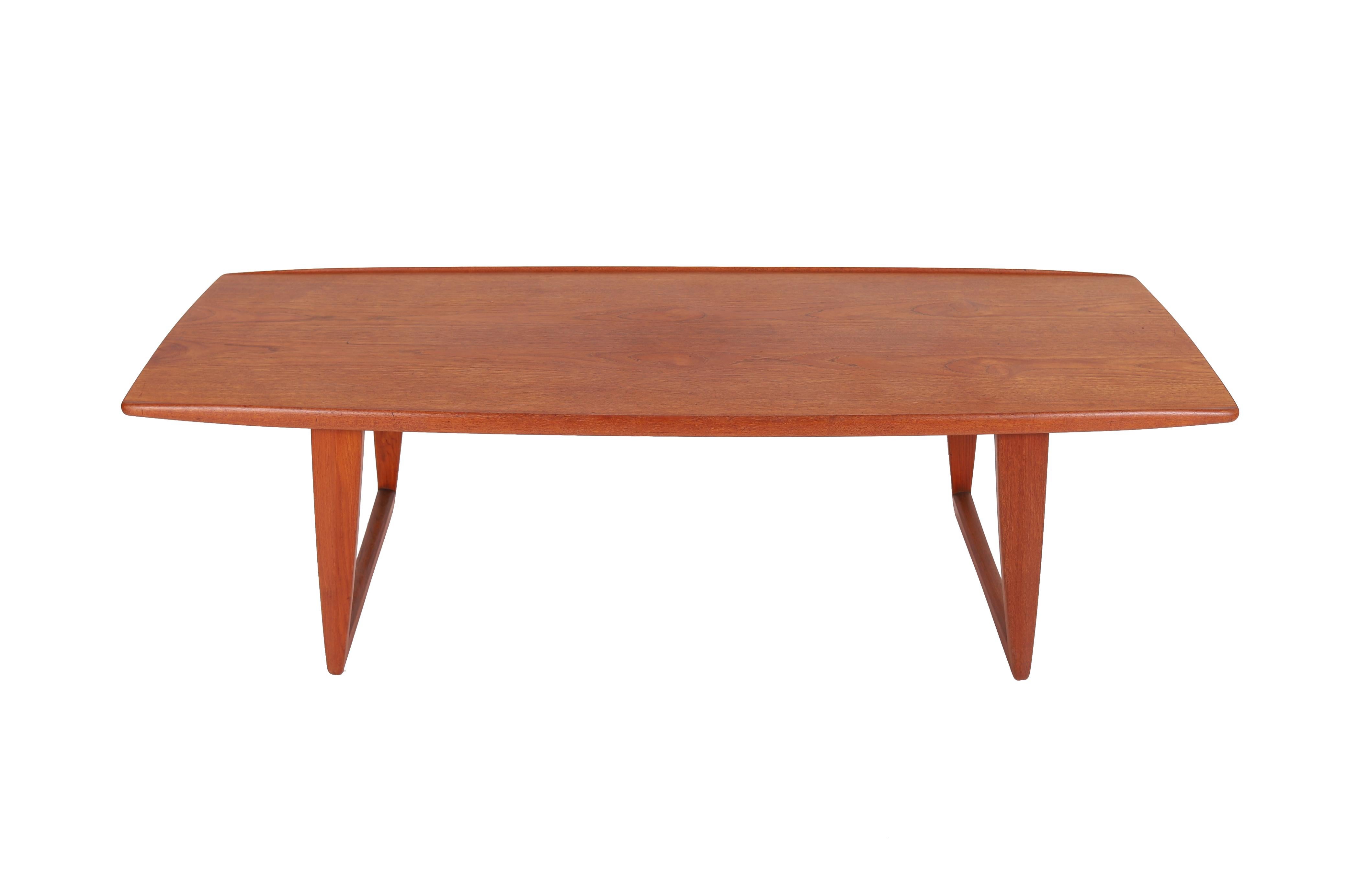 Scandinave moderne Table basse moderne danoise en teck avec base à glissière en vente