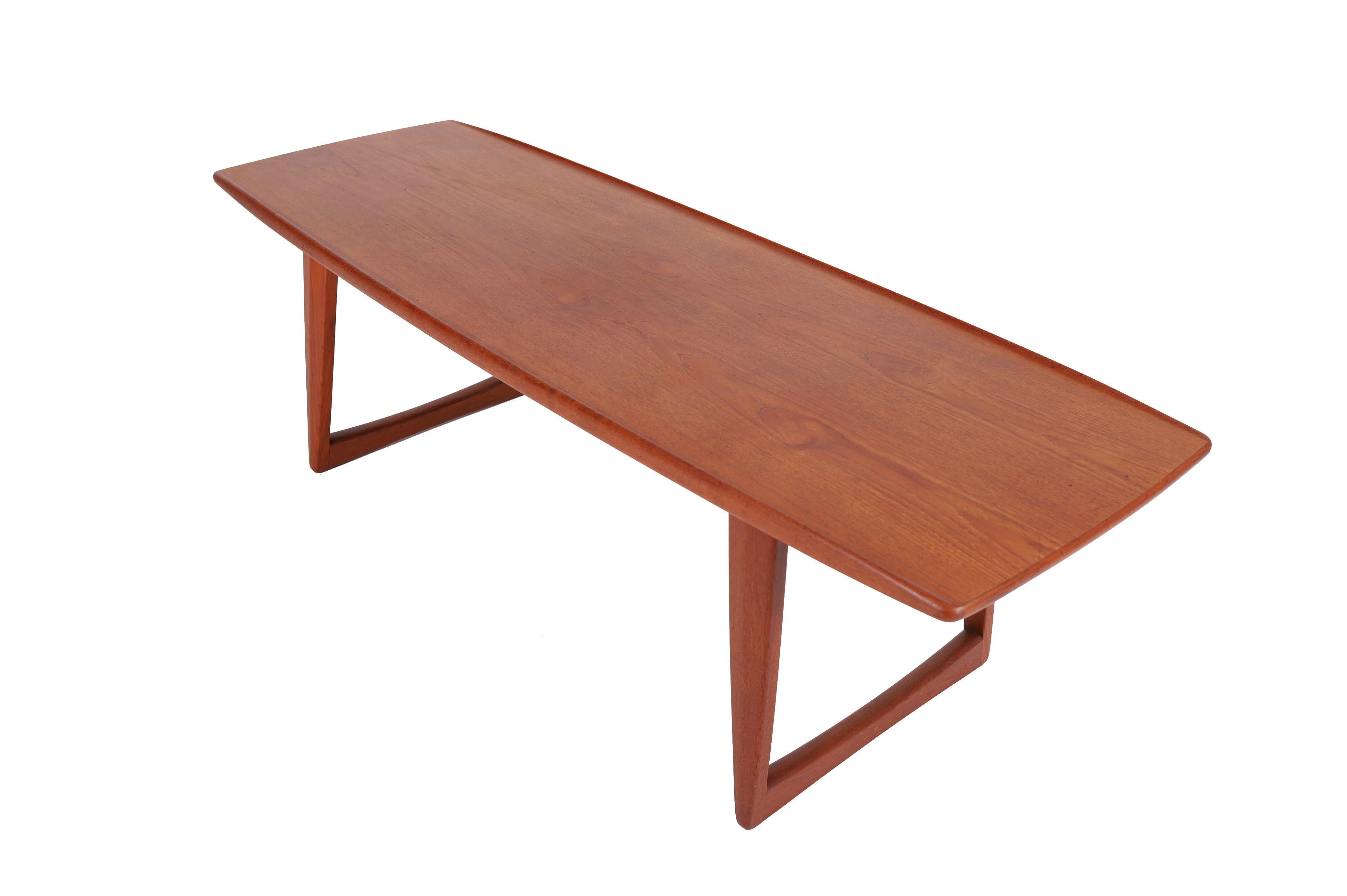 Danois Table basse moderne danoise en teck avec base à glissière en vente