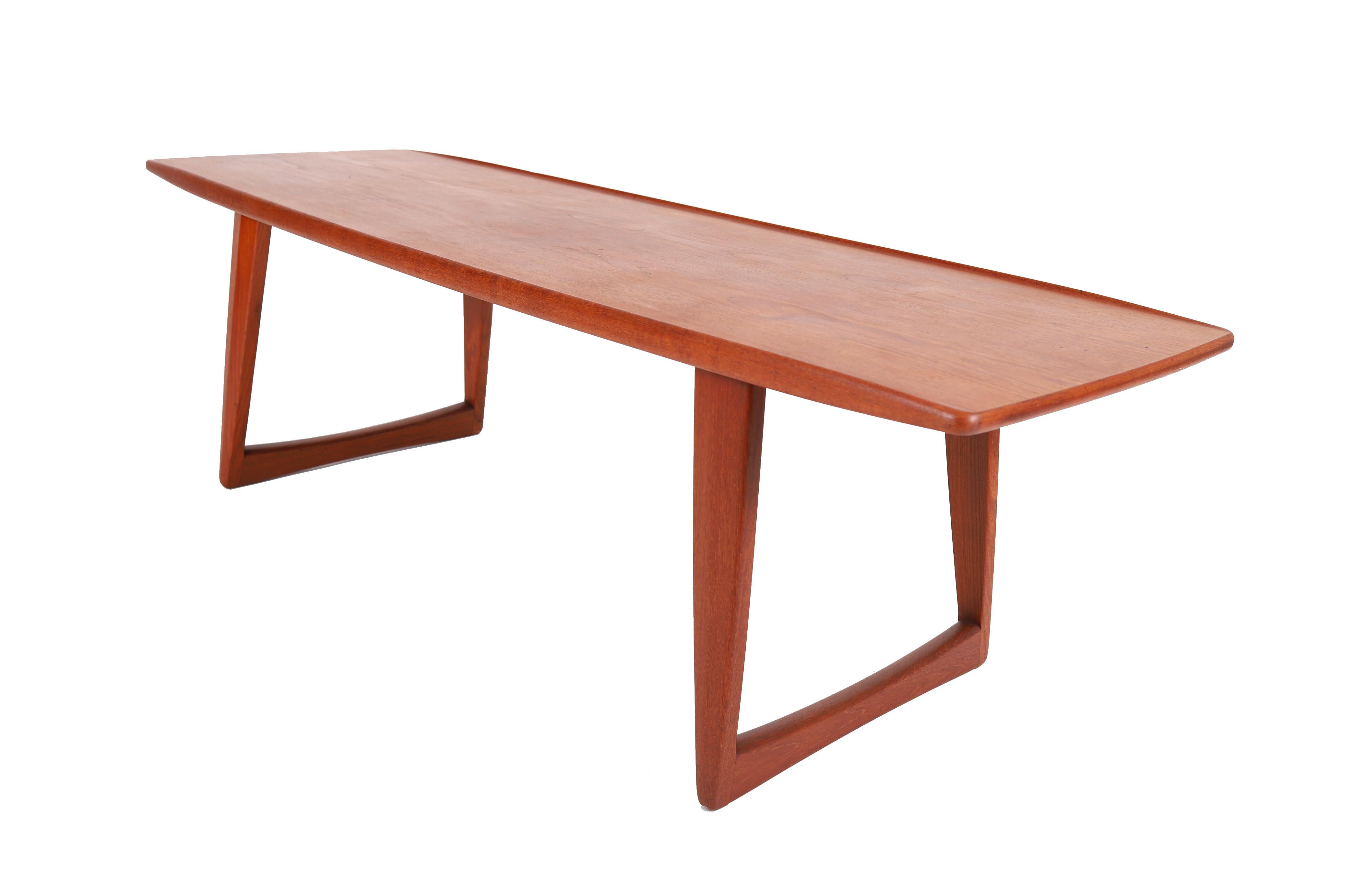 Huilé Table basse moderne danoise en teck avec base à glissière en vente