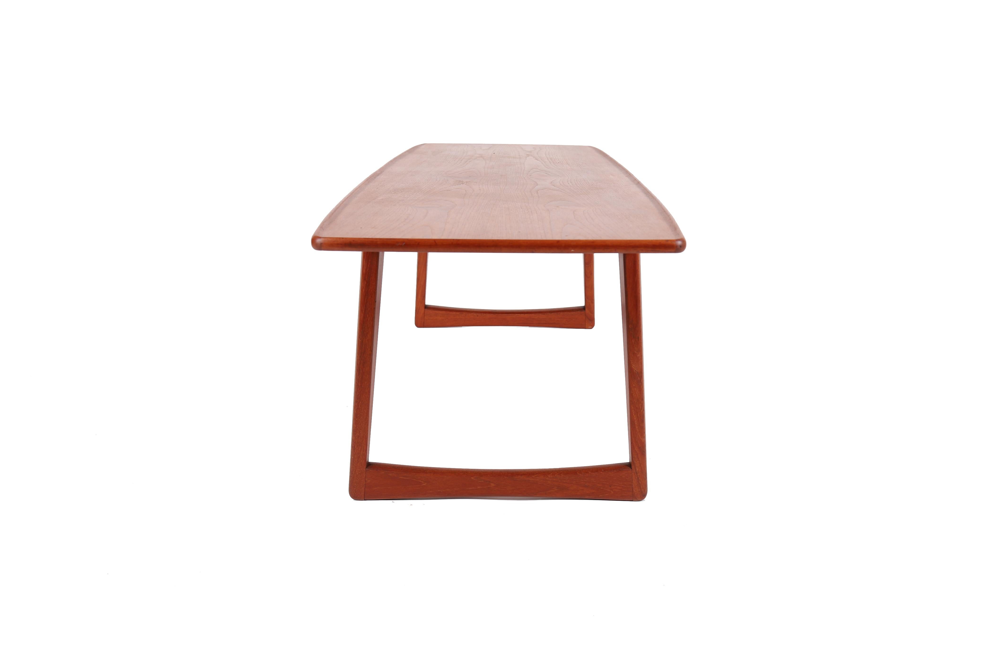Table basse moderne danoise en teck avec base à glissière Excellent état - En vente à Minneapolis, MN