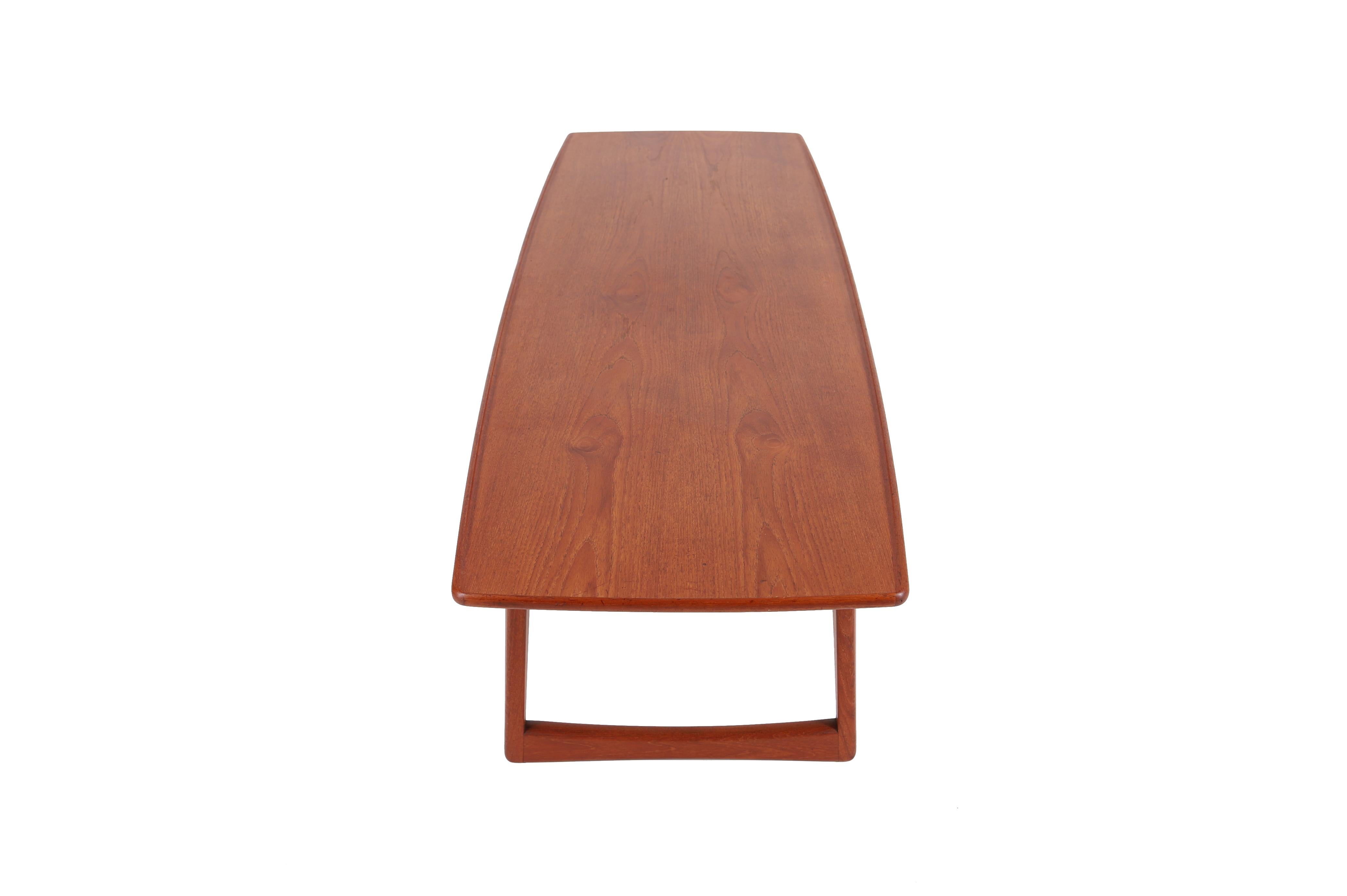 20ième siècle Table basse moderne danoise en teck avec base à glissière en vente