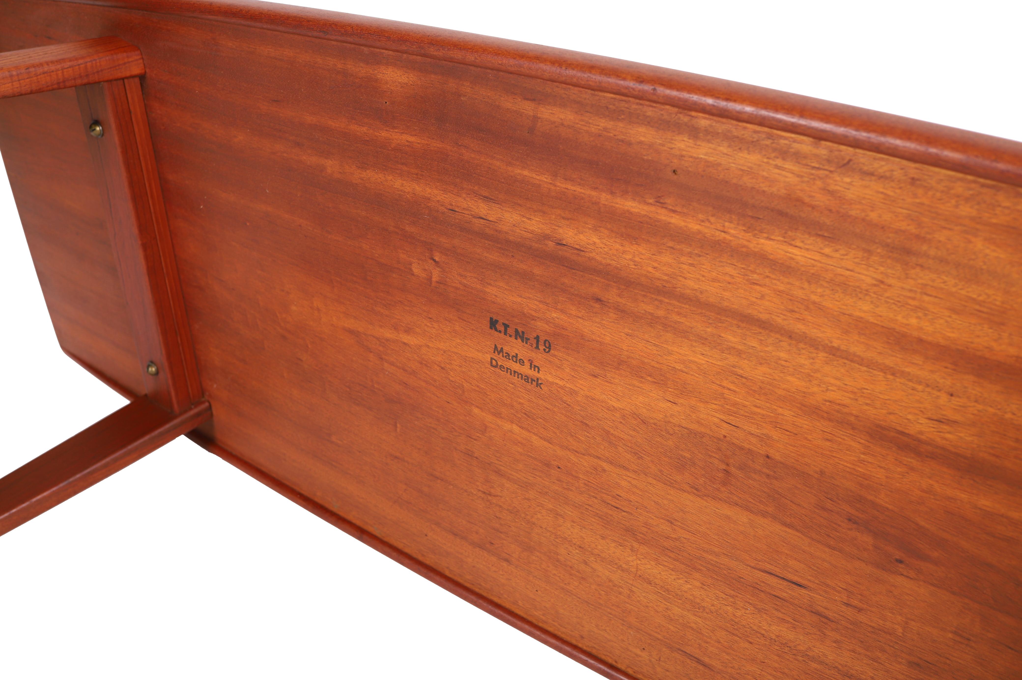 Table basse moderne danoise en teck avec base à glissière en vente 1