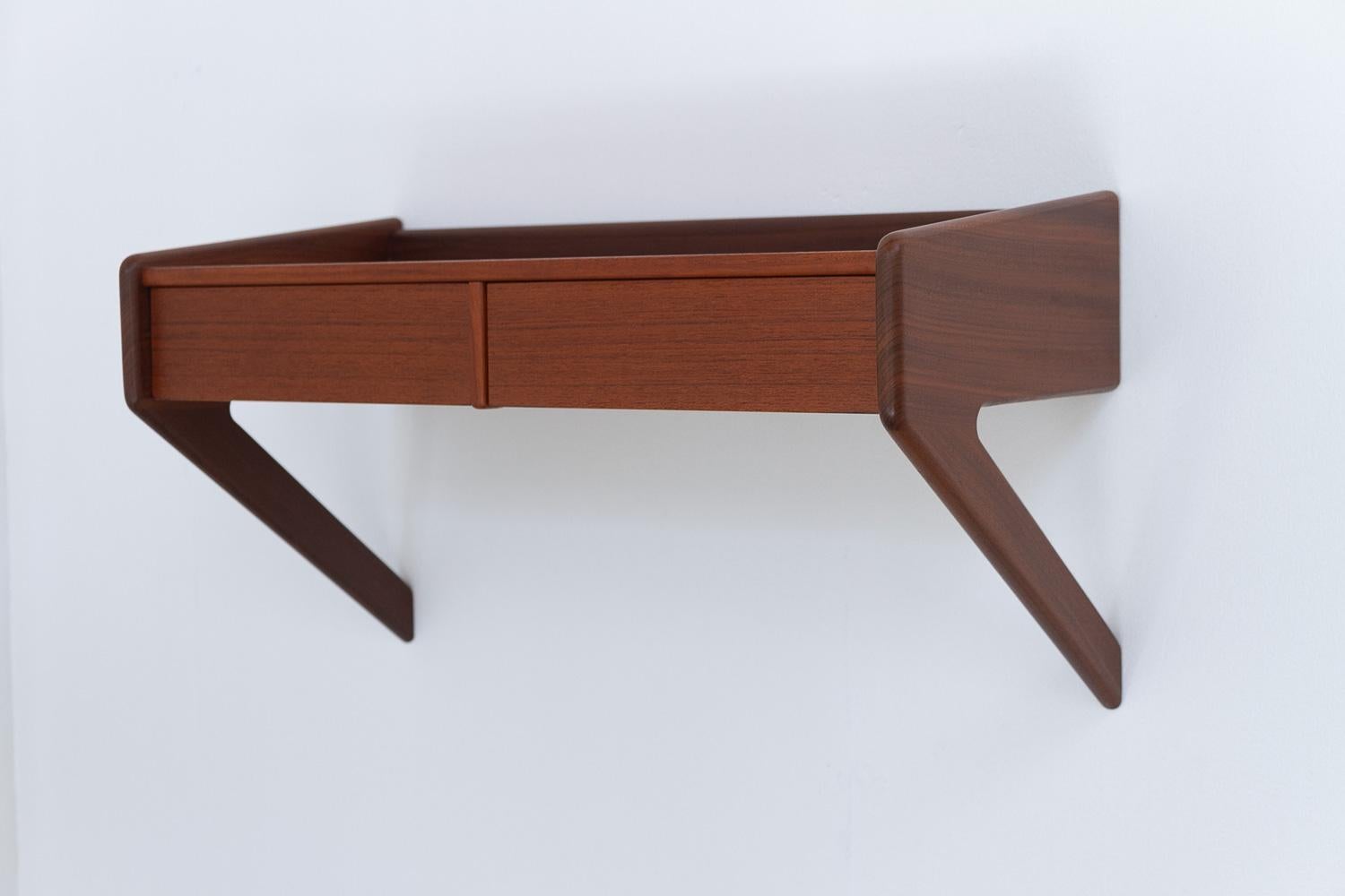 Danish Modern Teak Console by Sigfred Omann for Ølholm, 1960s.

Vintage Danish console or bedside table by Ølholm, 1960s.
Beautiful Scandinavian Mid-Century Modern wall mounted / floating bed side table with two drawers designed by Danish designer