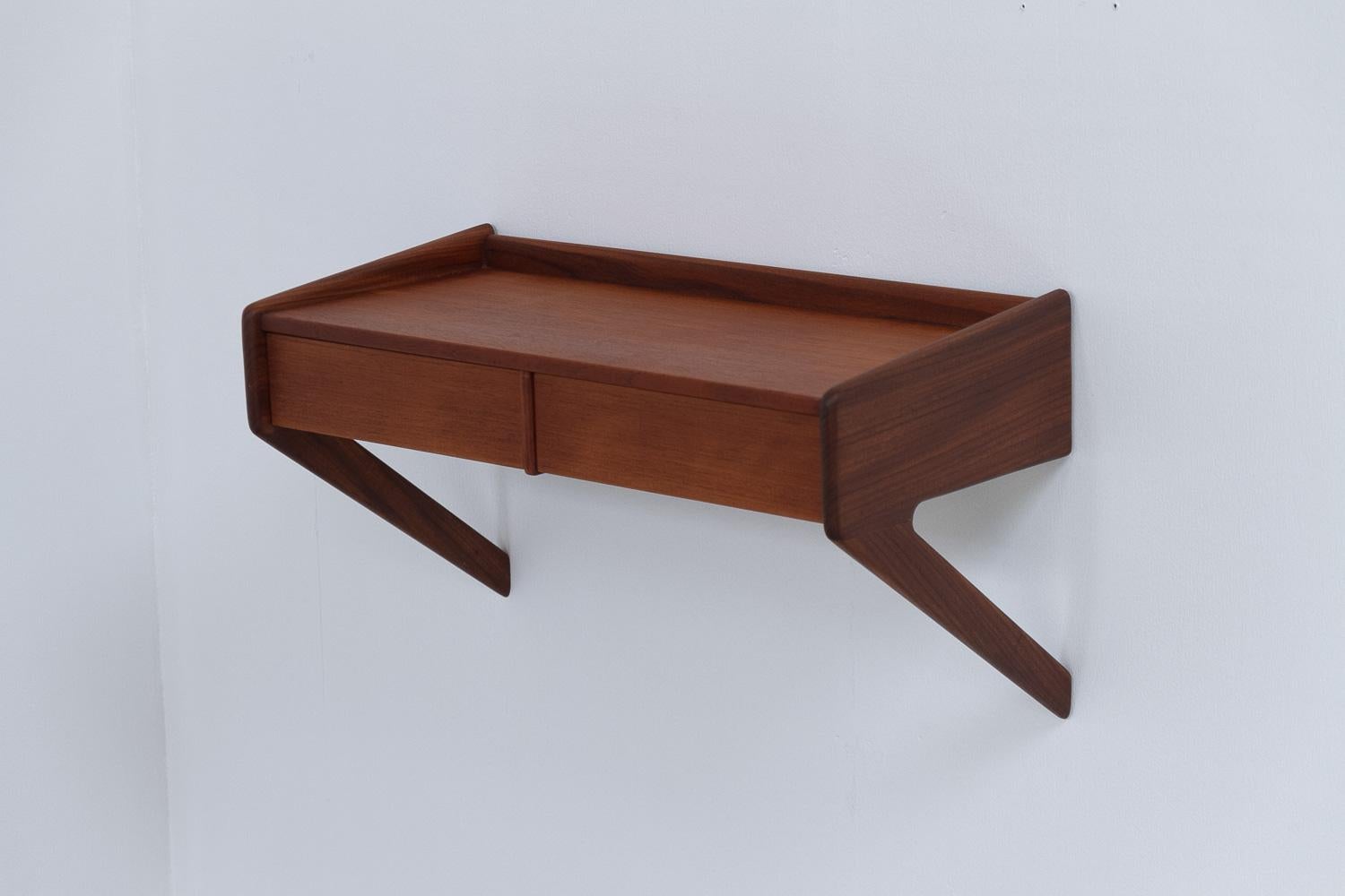 Danish Modern Teak Console by Sigfred Omann for Ølholm, 1960s.

Vintage Danish console or bedside table by Ølholm, 1960s.
Beautiful Scandinavian Mid-Century Modern wall mounted / floating bed side table with two drawers designed by Danish designer