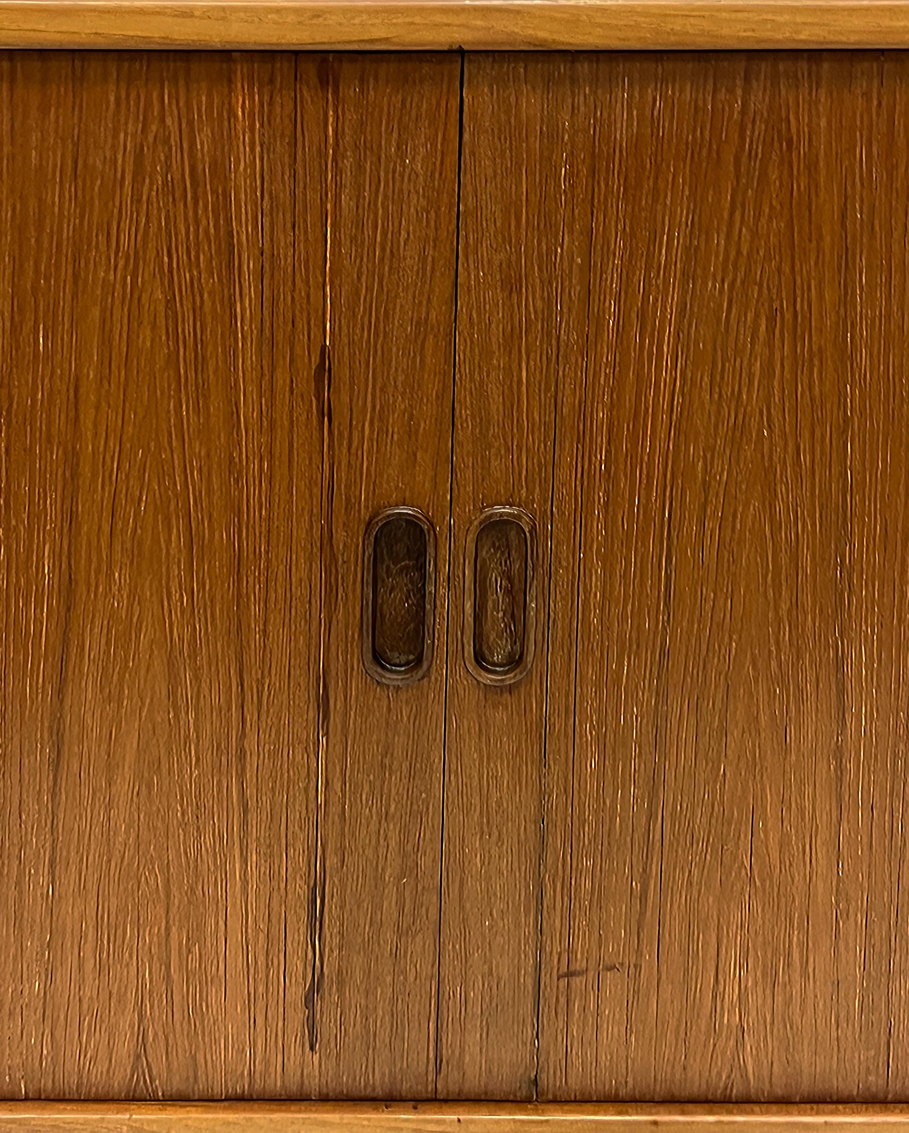 Scandinavo moderno Credenza moderna danese in teak Arne Vodder Sibast Mobelfabrik con ante a tamburo in vendita