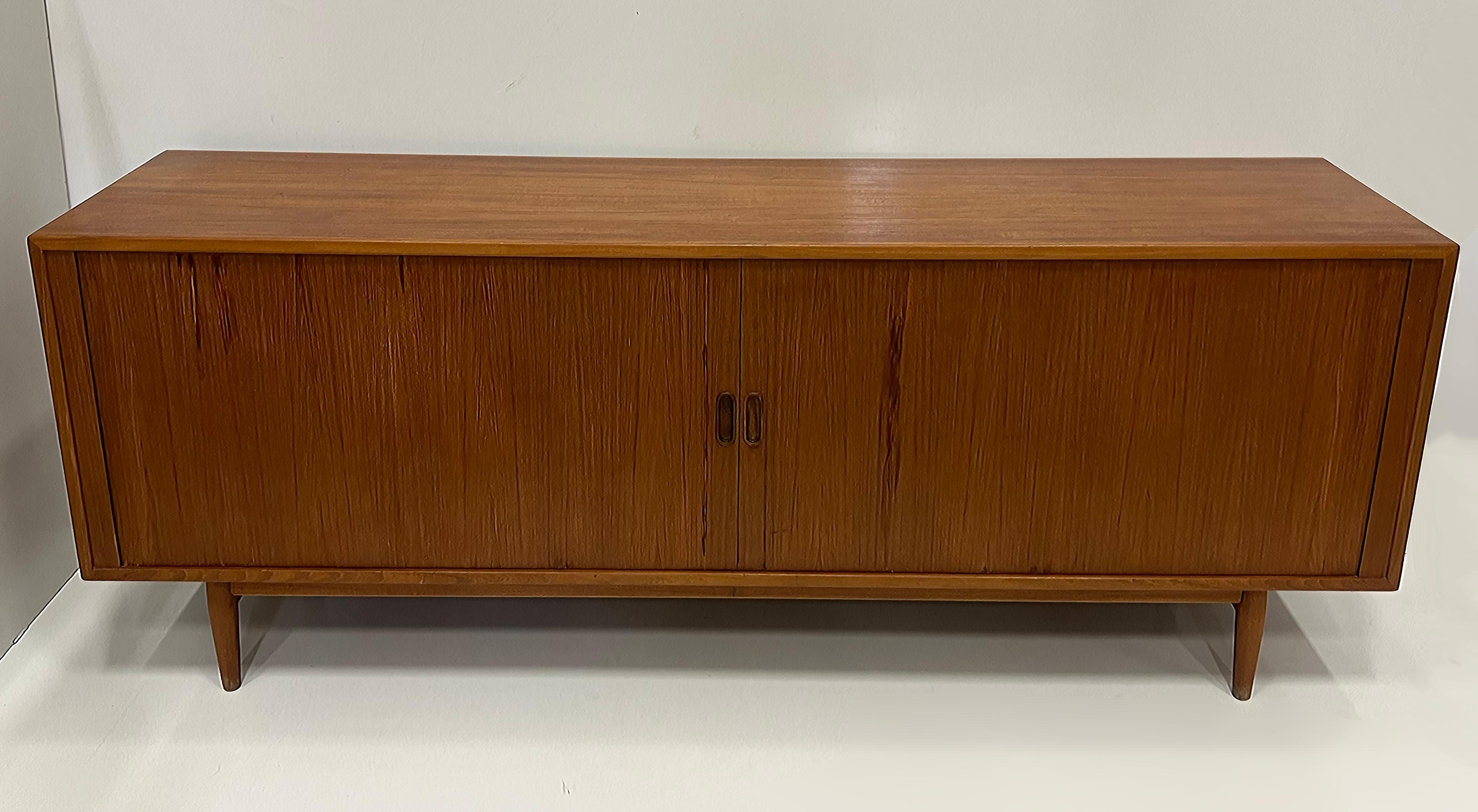 Danese Credenza moderna danese in teak Arne Vodder Sibast Mobelfabrik con ante a tamburo in vendita