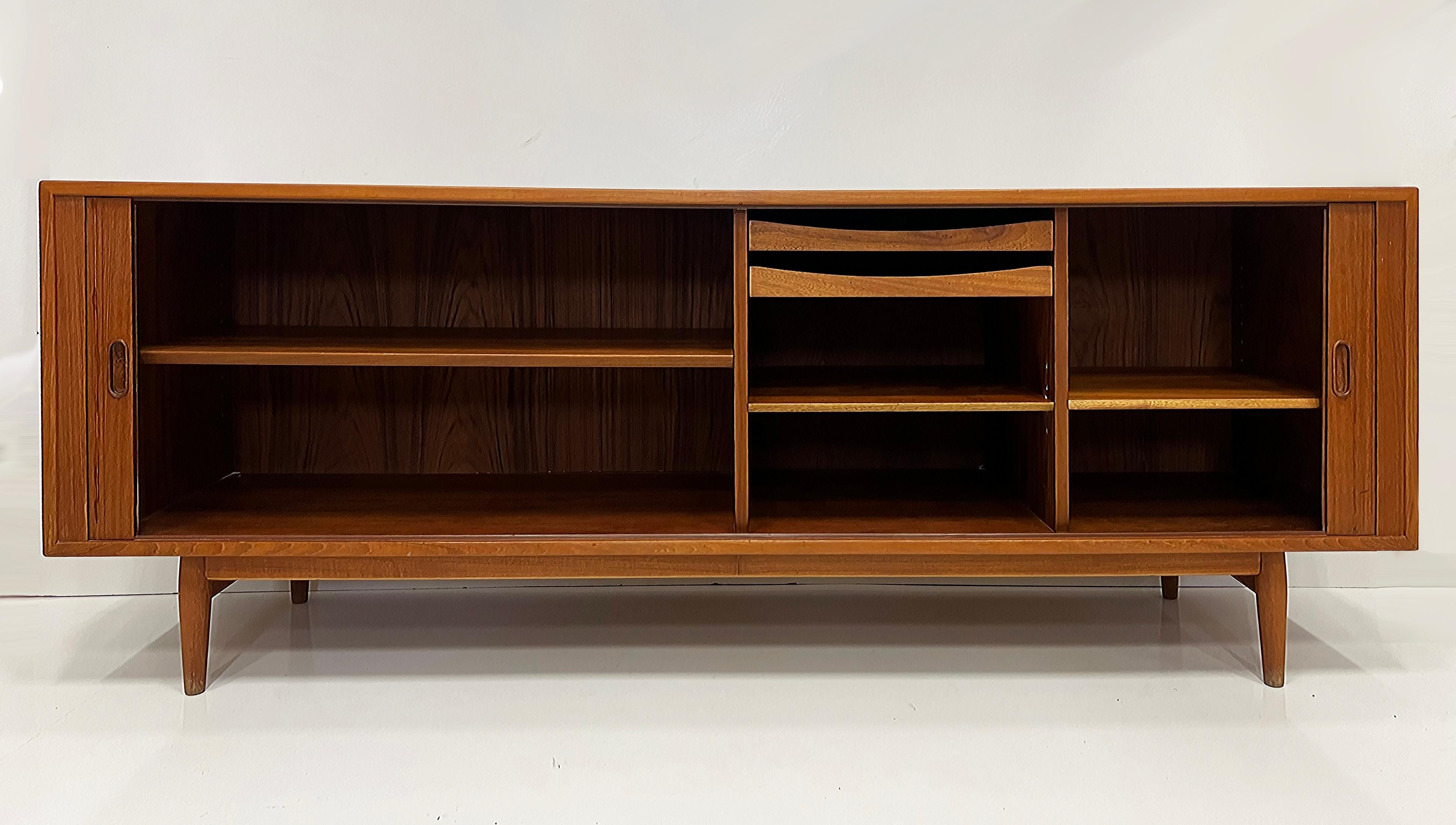 Credenza moderna danese in teak Arne Vodder Sibast Mobelfabrik con ante a tamburo In condizioni buone in vendita a Miami, FL
