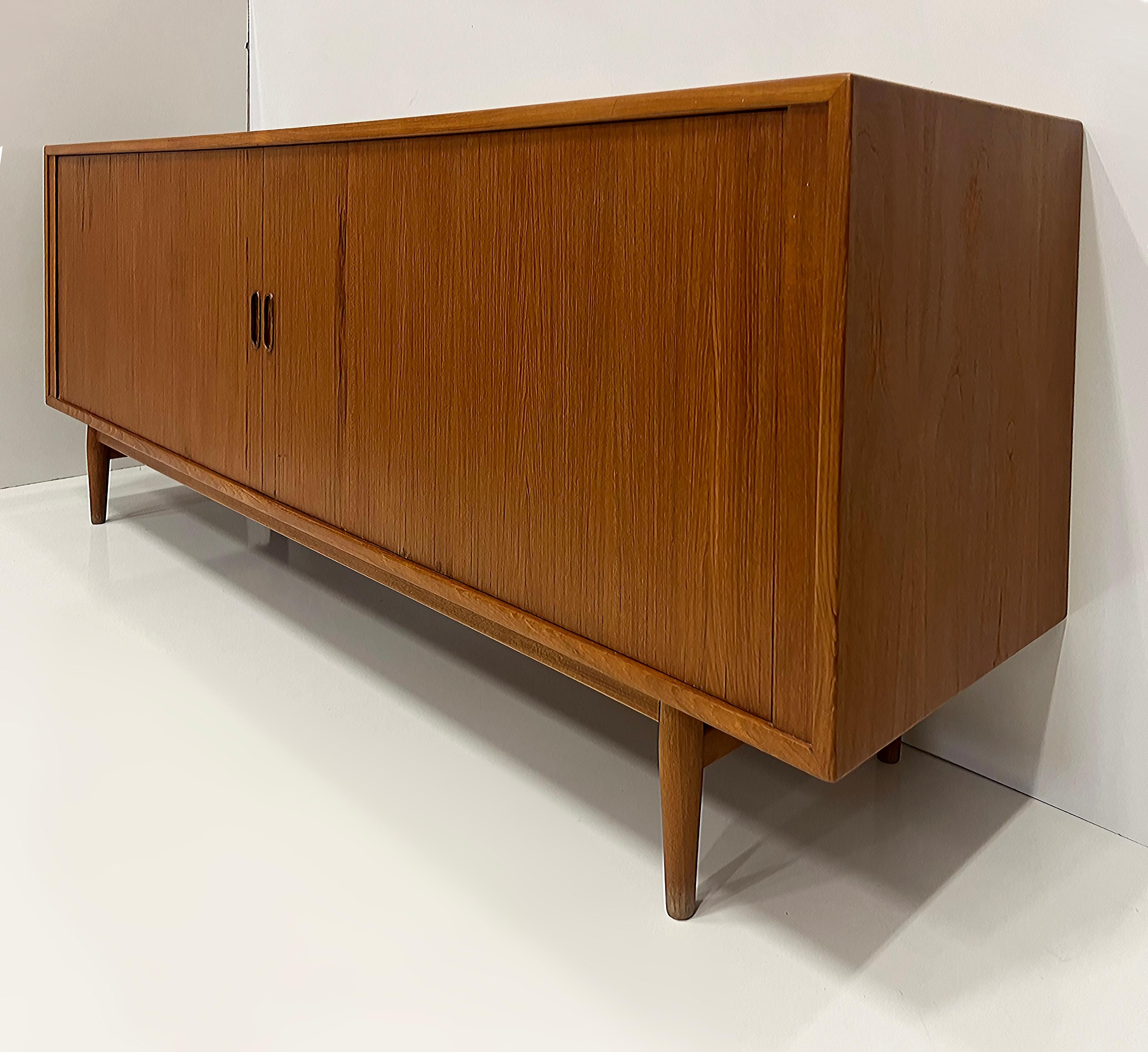 Fine XX secolo Credenza moderna danese in teak Arne Vodder Sibast Mobelfabrik con ante a tamburo in vendita