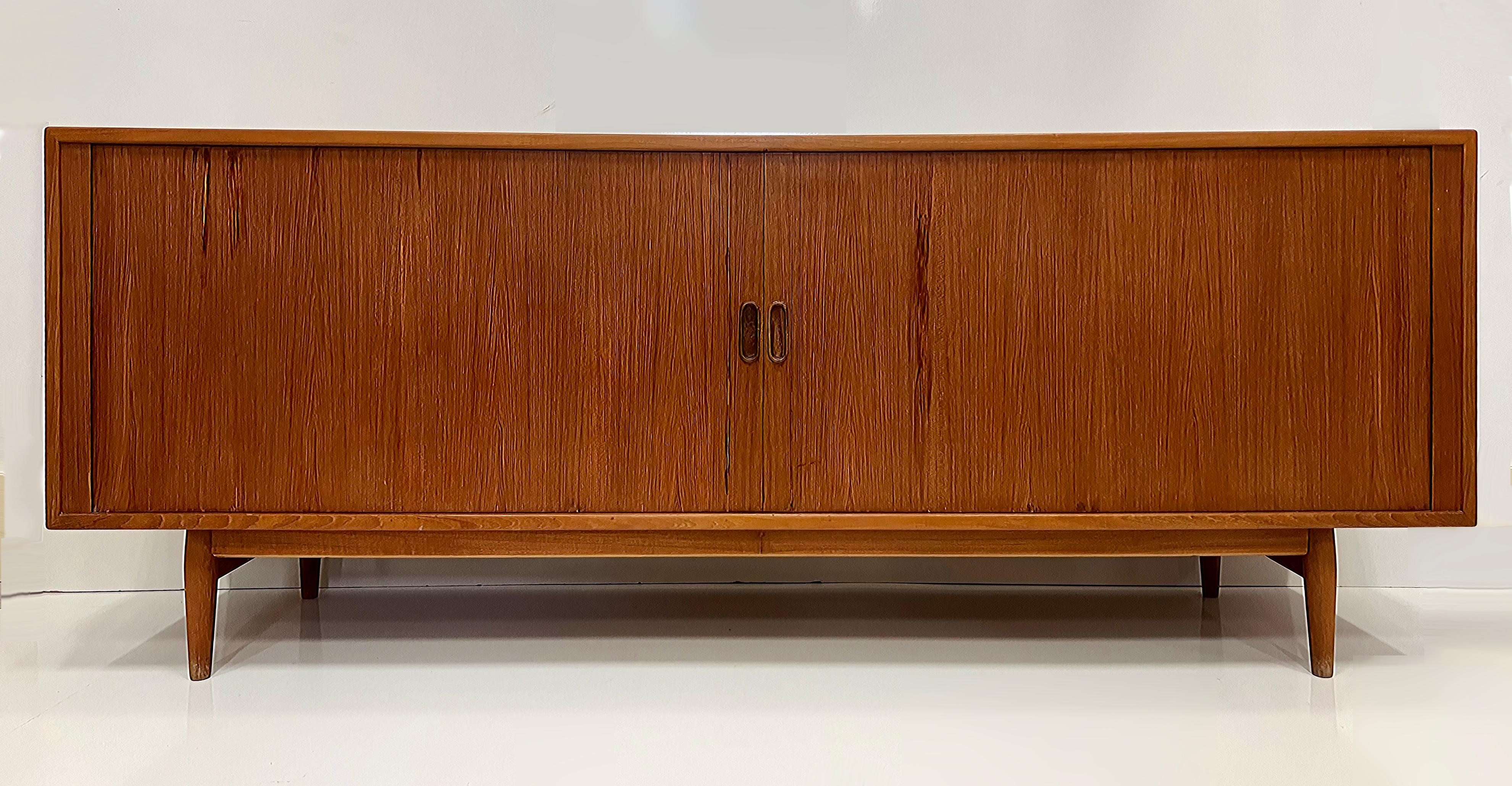 Teak Credenza moderna danese in teak Arne Vodder Sibast Mobelfabrik con ante a tamburo in vendita