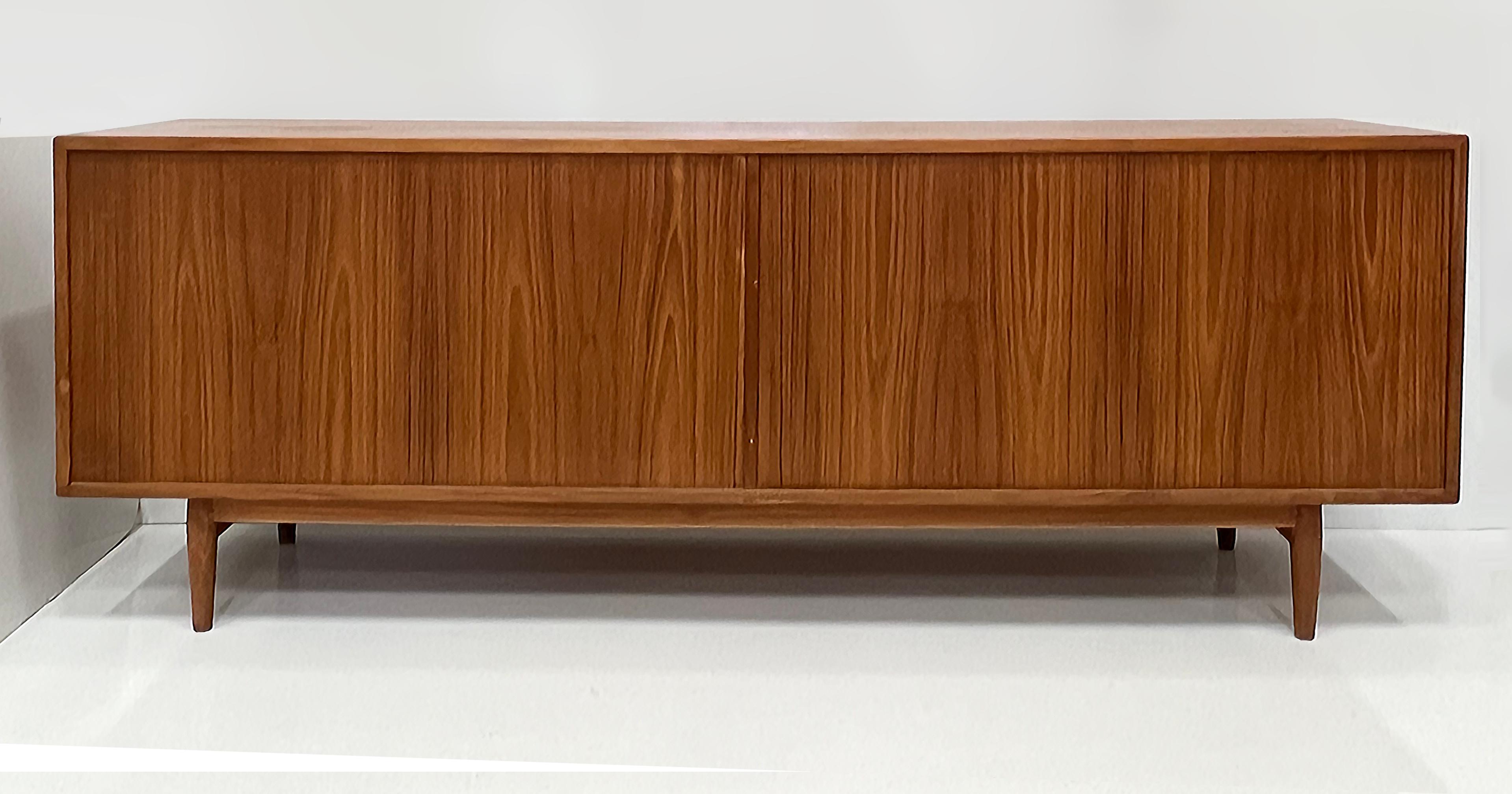 Credenza moderna danese in teak Arne Vodder Sibast Mobelfabrik con ante a tamburo in vendita 1