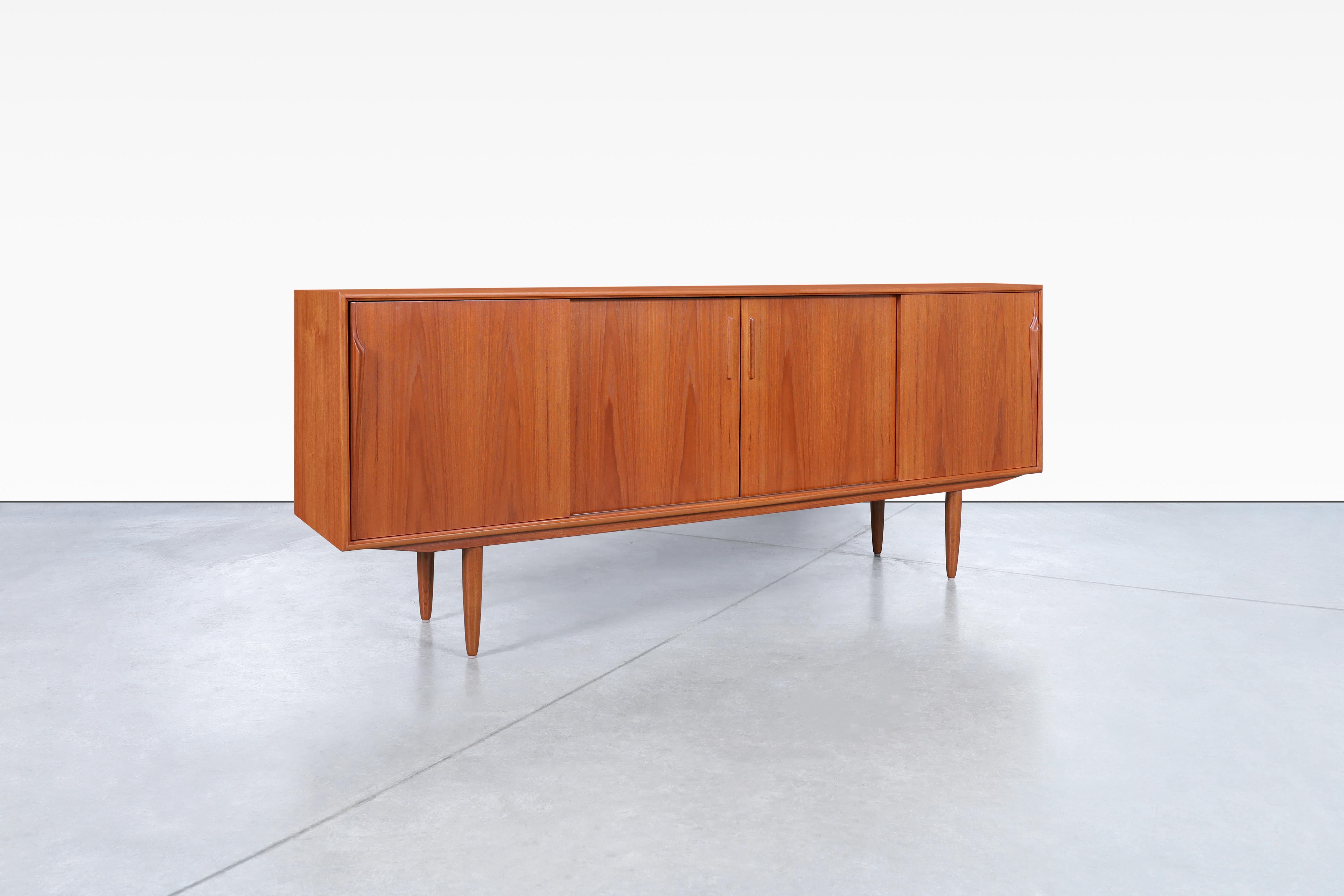 Wunderschöne moderne dänische Teakholz-Credenza, entworfen von Axel Christensen für ACO Møbler in Dänemark, ca. 1960er Jahre. Dieses Stück ist eine hervorragende Darstellung des skandinavischen Designs, in dem es gebaut wurde, und zeichnet sich