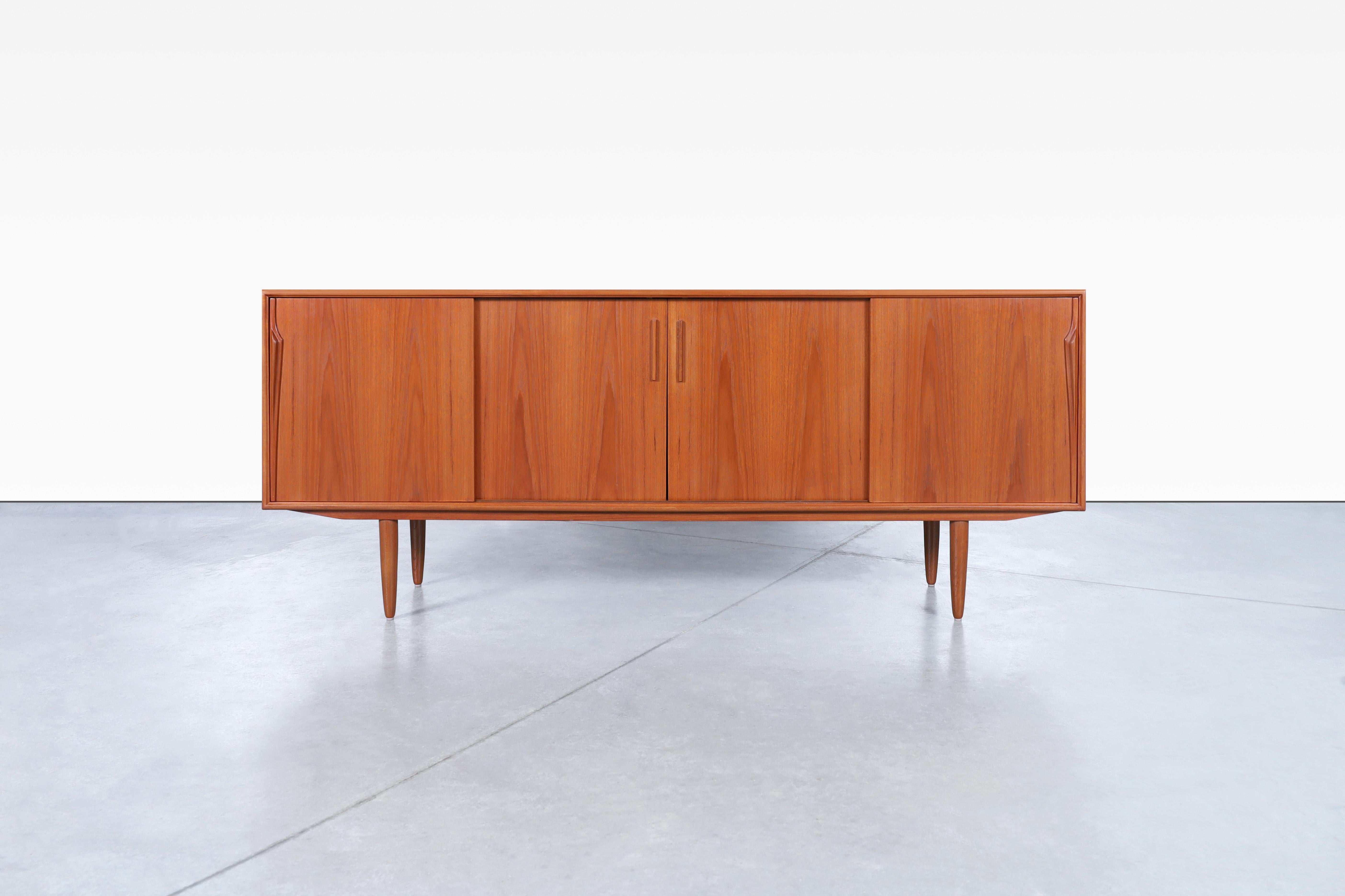 Teak Credenza moderna danese in teak di Axel Christensen per Aco Møbler in vendita