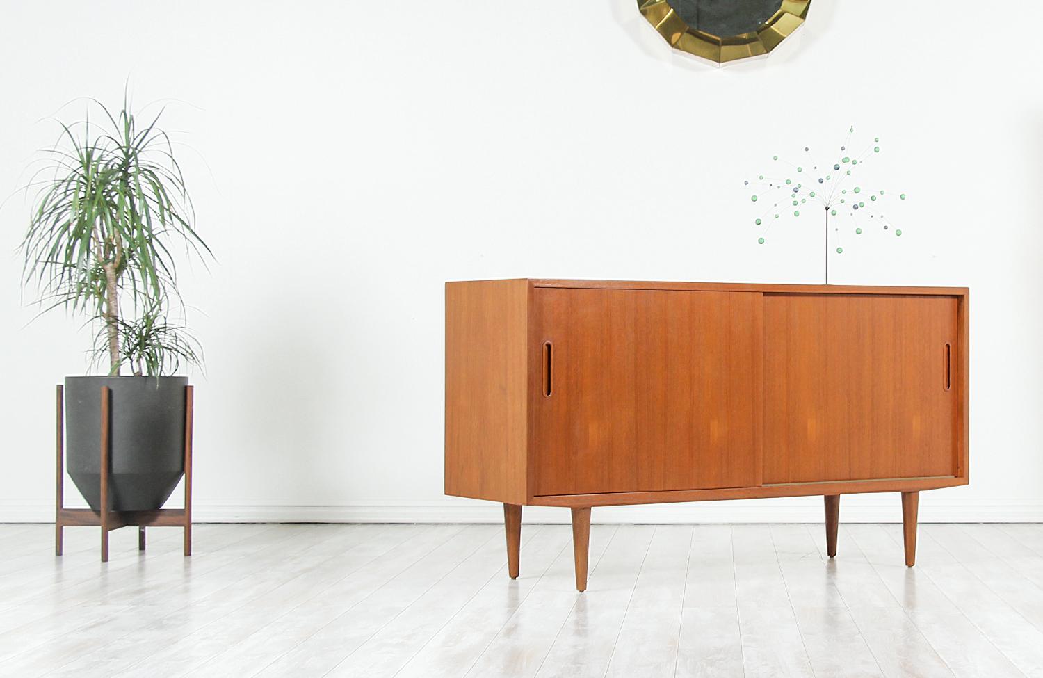 Danish Modern Teak Credenza by Carlo Jensen for Hundevad & Co. In Excellent Condition In Los Angeles, CA