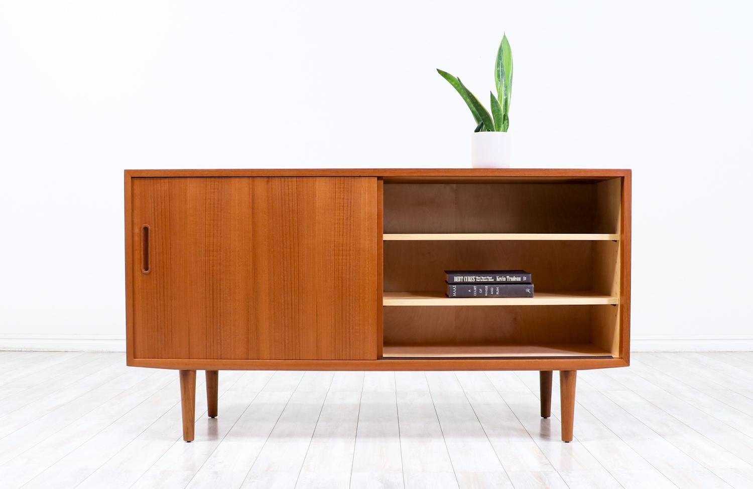  Expertly Restored - Danish Modern Teak Credenza by Carlo Jensen for Hundevad In Excellent Condition For Sale In Los Angeles, CA
