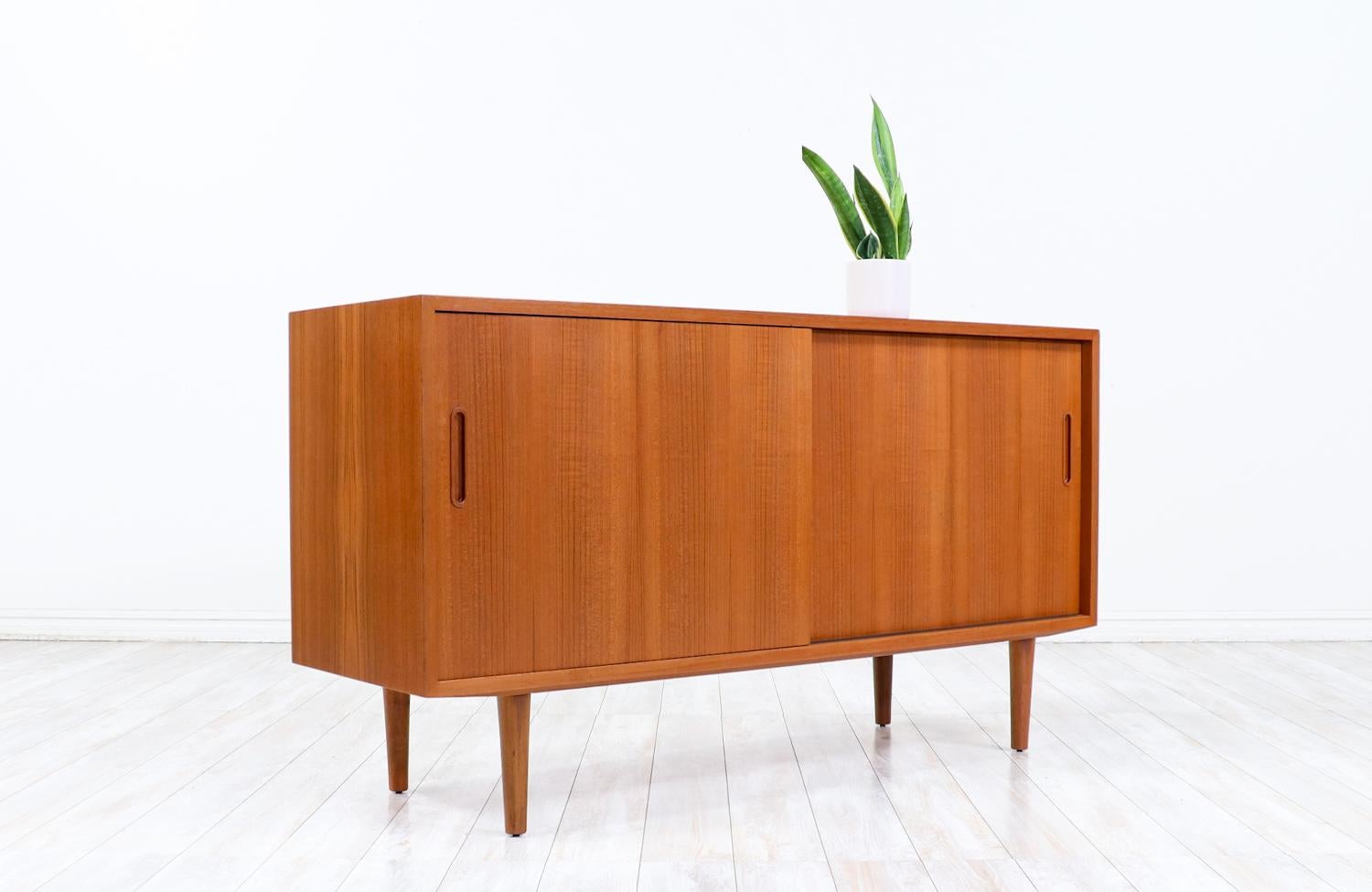 Mid-20th Century  Expertly Restored - Danish Modern Teak Credenza by Carlo Jensen for Hundevad For Sale