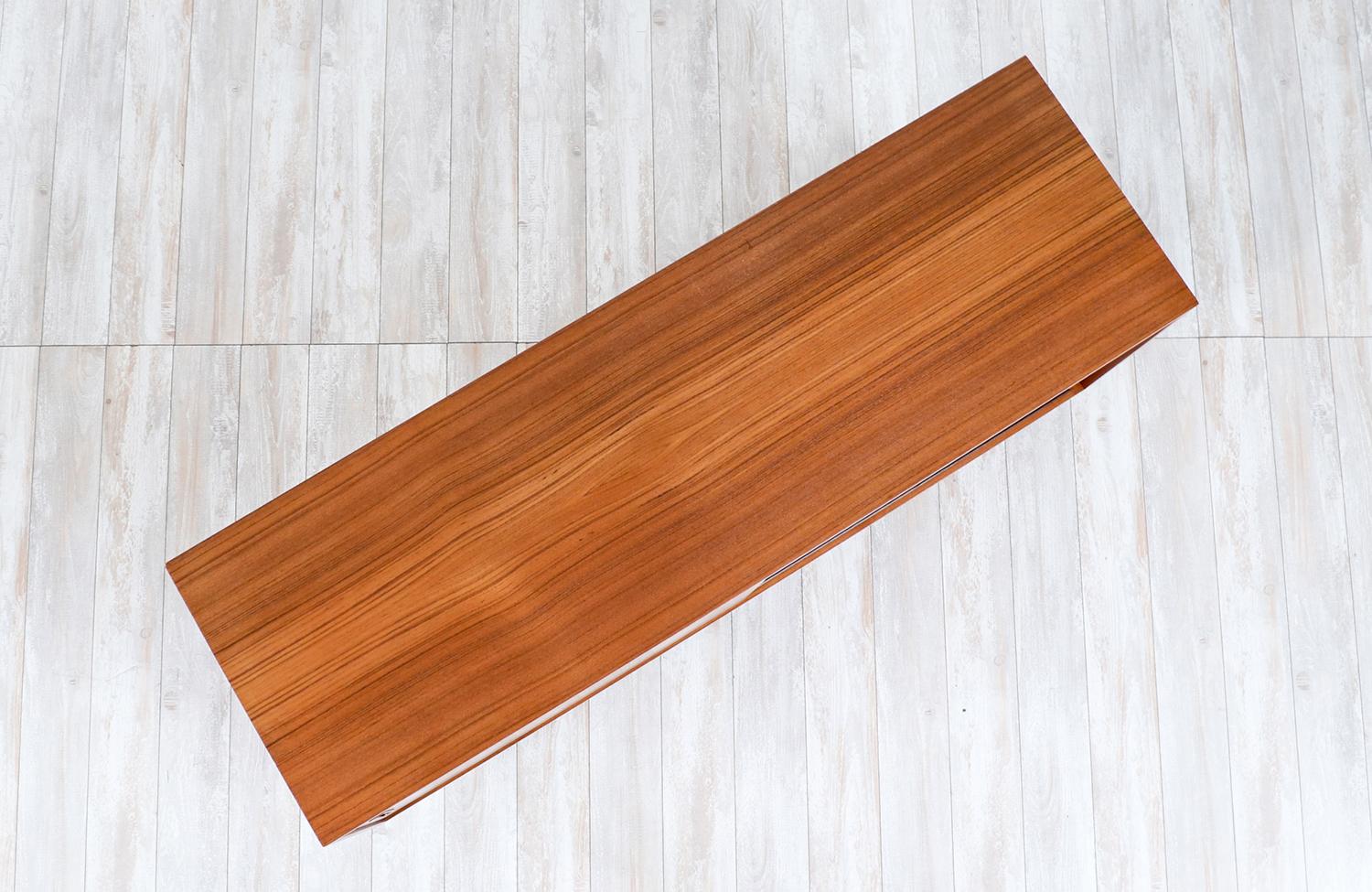 Wood  Expertly Restored - Danish Modern Teak Credenza by Carlo Jensen for Hundevad For Sale
