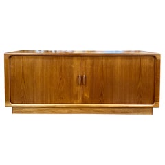 Credenza danesa moderna de teca de Dyrlund con puertas de persiana