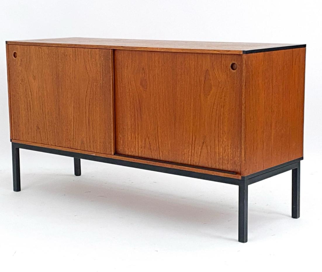 Moderne skandinavische Teakholz-Credenza von Hans Hove & Palle Petersen by Christian Linneberg mobler. Teakholz-Konstruktion mit Palisander-Ecken und kleinen Lochzügen mit einem schwarzen Vierkant-Stahlrohrrahmen. Guter Vintage-Zustand. Mit (1)