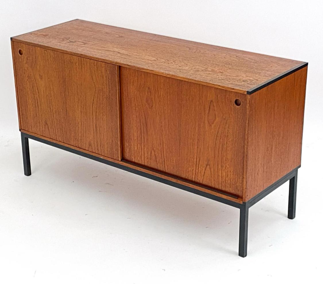 Dänische moderne dänische Anrichte aus Teakholz von Hans Hove & Palle Petersen (Skandinavische Moderne)