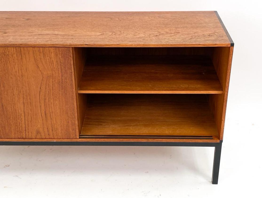 Falegnameria Credenza moderna danese in teak di Hans Hove & Palle Petersen in vendita