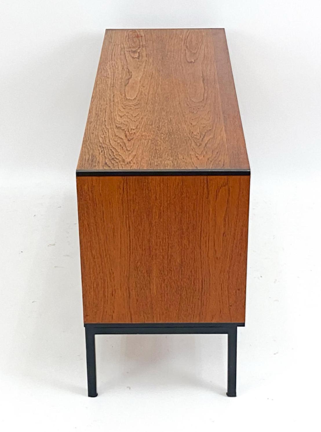Credenza moderna danese in teak di Hans Hove & Palle Petersen In condizioni buone in vendita a Brooklyn, NY