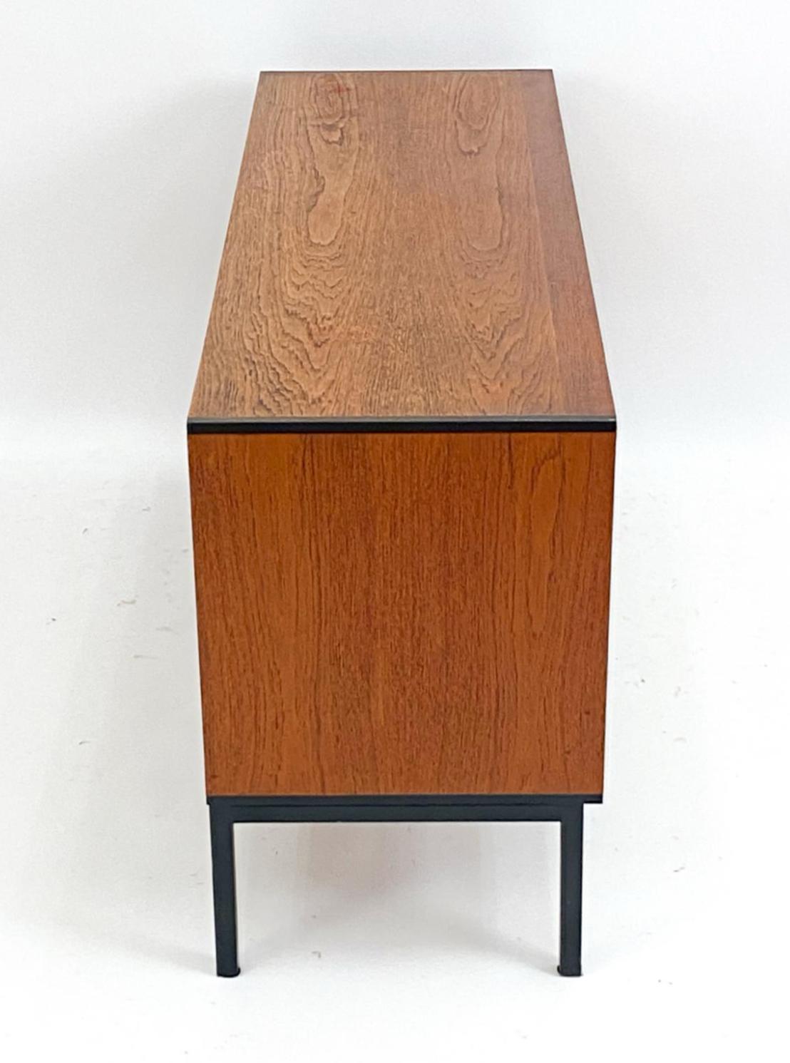 Dänische moderne dänische Anrichte aus Teakholz von Hans Hove & Palle Petersen (Mitte des 20. Jahrhunderts)