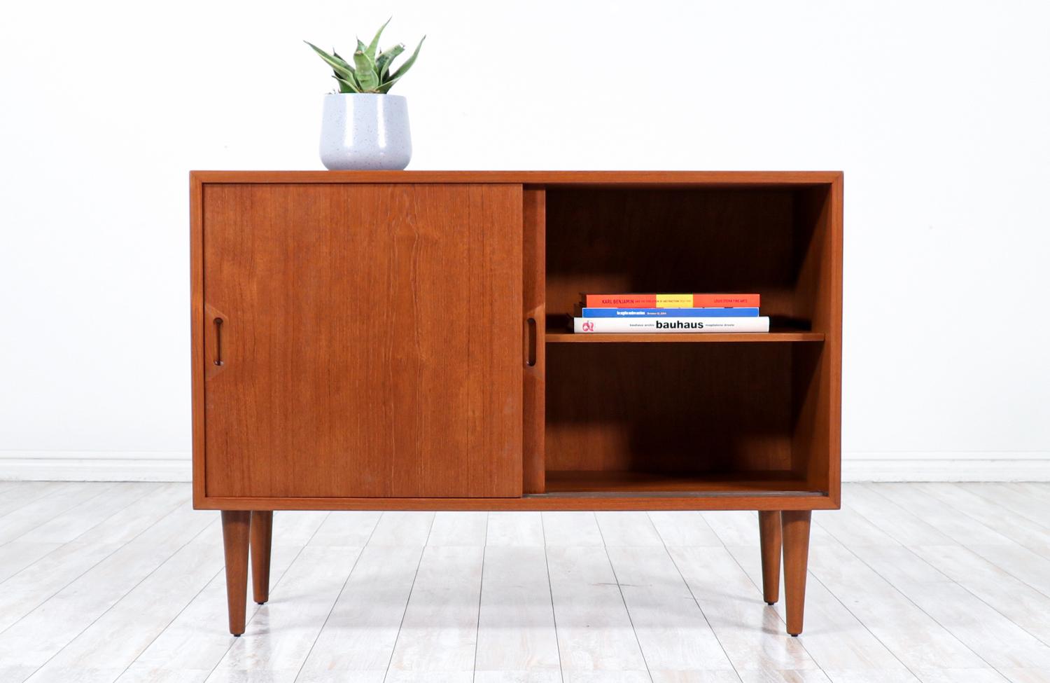 Danish Modern Teak Credenza by Raymor In Excellent Condition In Los Angeles, CA