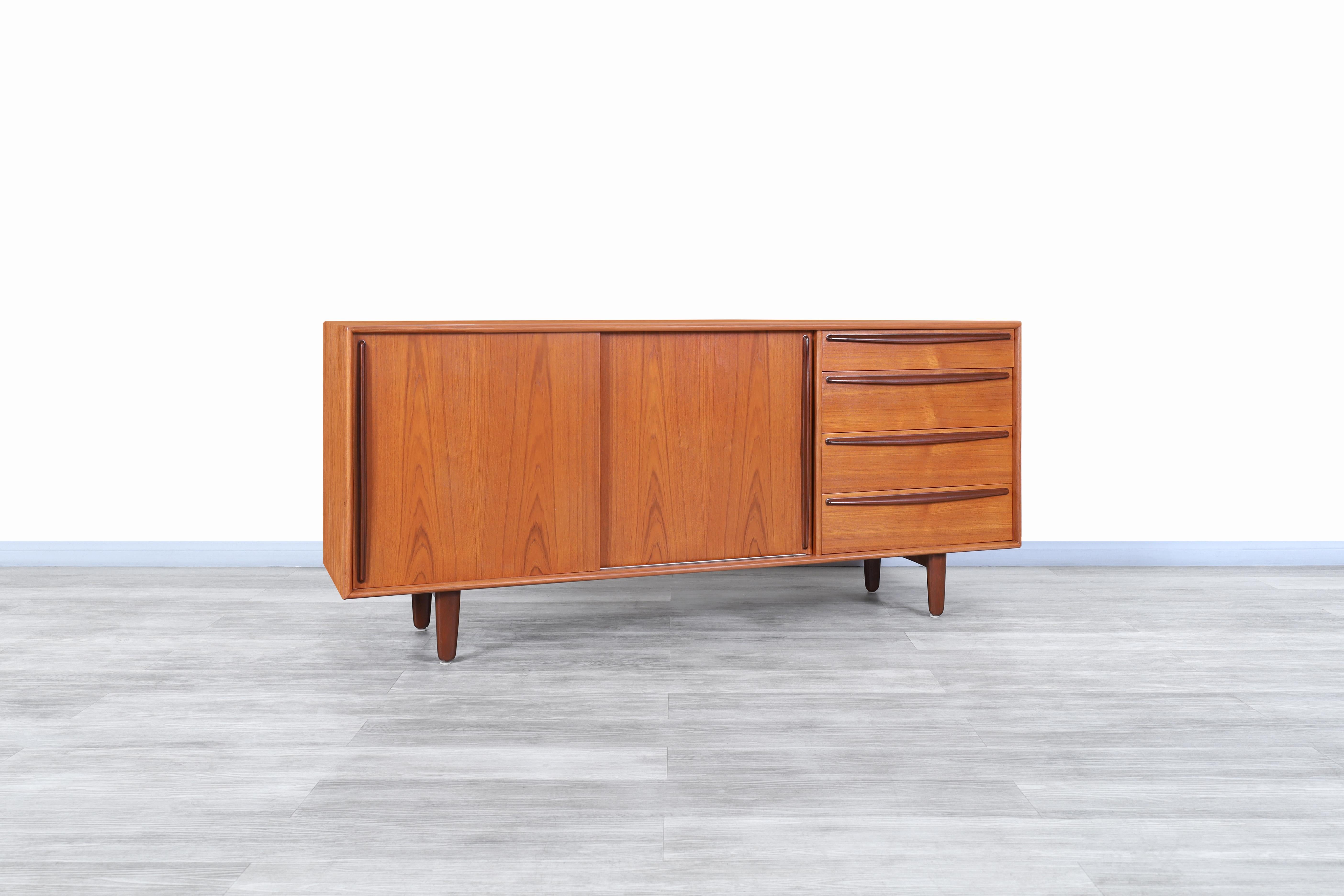 Favolosa credenza danese moderna in teak disegnata da Svend Age Madsen per Falster Møbelfabrik in Danimarca, circa anni '60. Questa credenza ha un design che si distingue per la sua versatilità e per la qualità del legno di teak utilizzato per la
