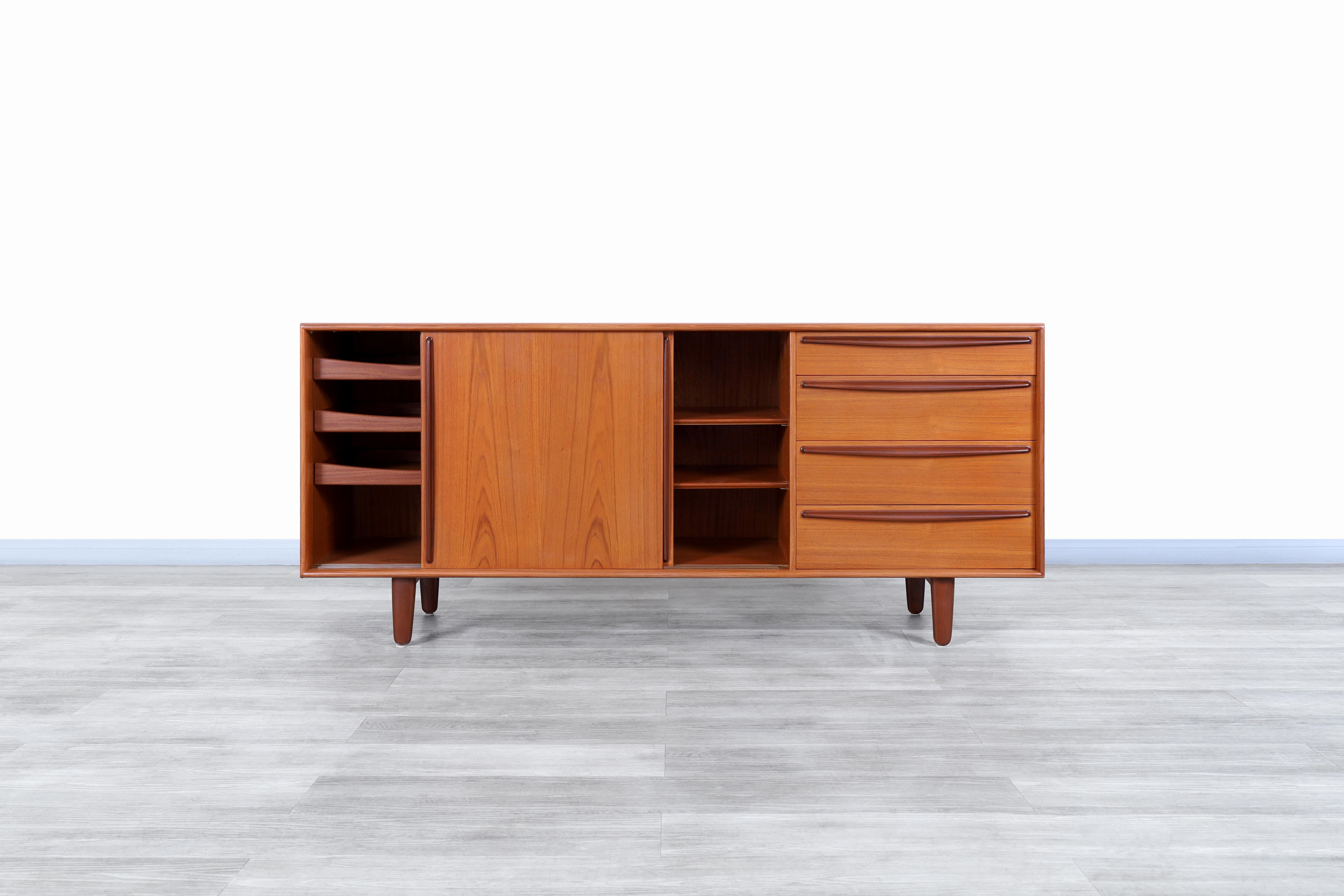 Credenza moderna danese in teak di Svend A. Madsen per Falster Møbelfabrik in vendita 1