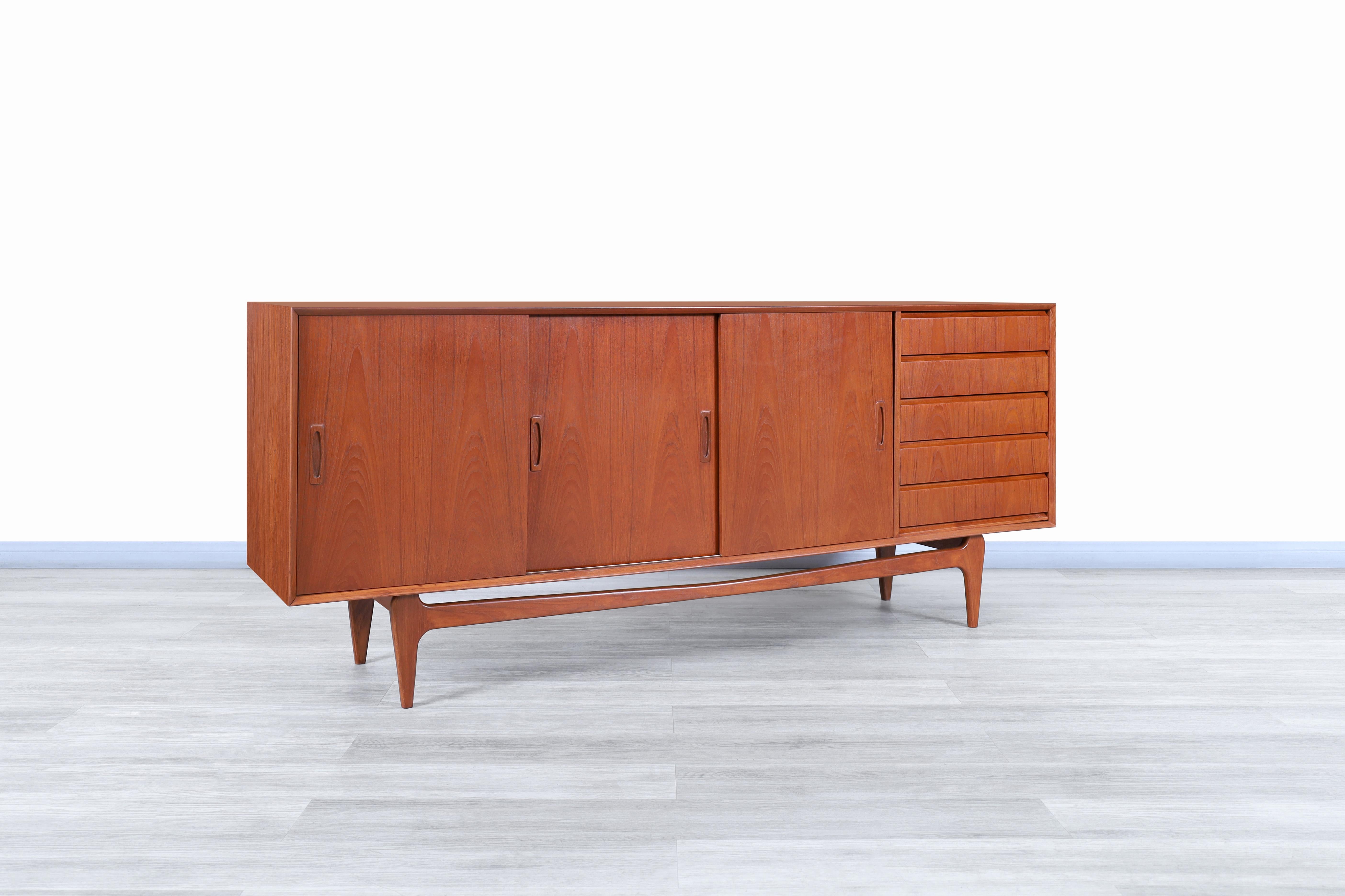 Fabulous Danish modern teak credenza designed and manufactured in Denmark, circa 1960s. This credenza has an elegant and functional design, characteristics that make it a worthy piece of furniture representative of Scandinavian innovation. This