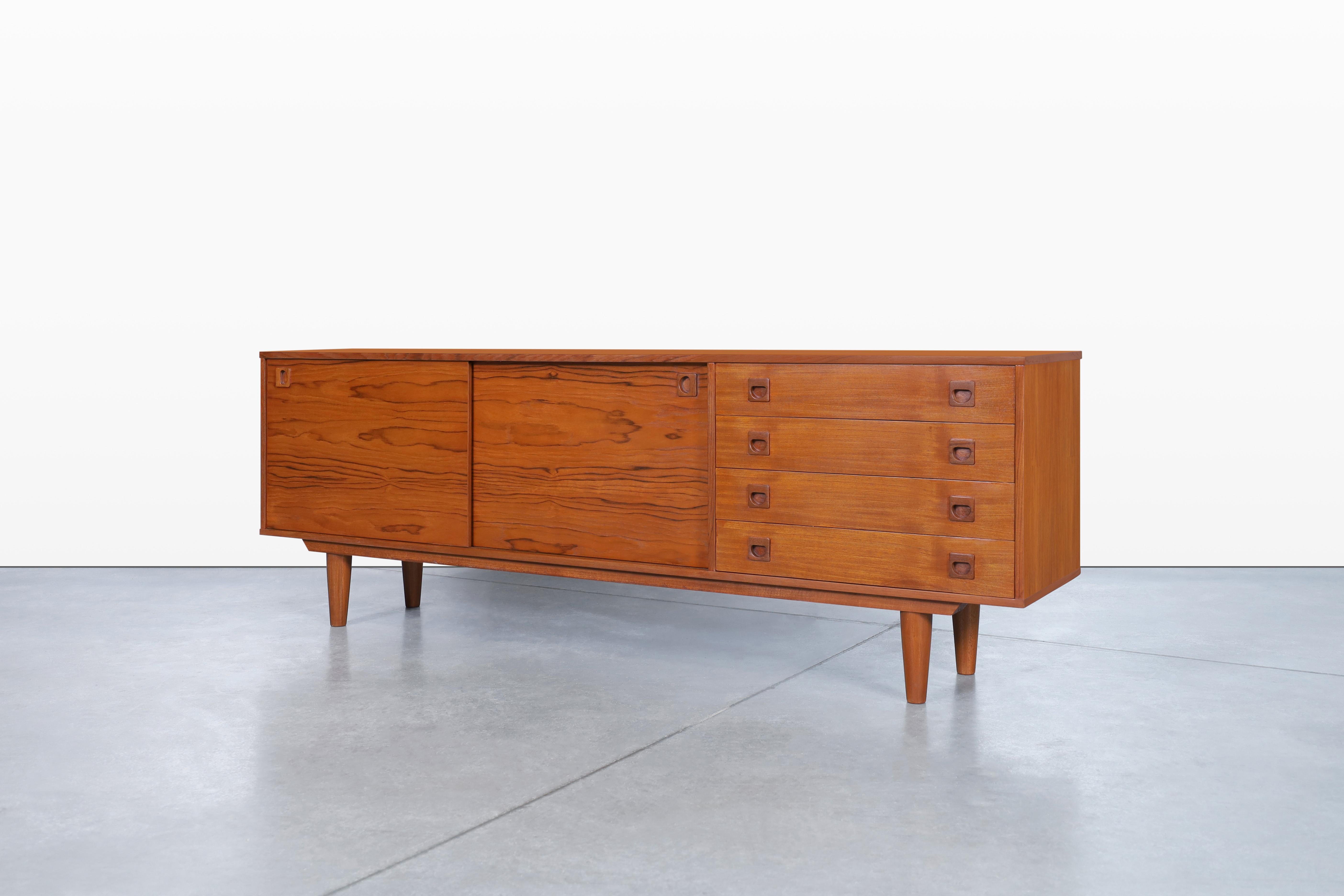 Exceptional Danish modern teak credenza designed and manufactured in Denmark circa 1960s. This credenza has a representative design of the area where it was built, where its versatility and functionality stand out. This credenza has been constructed