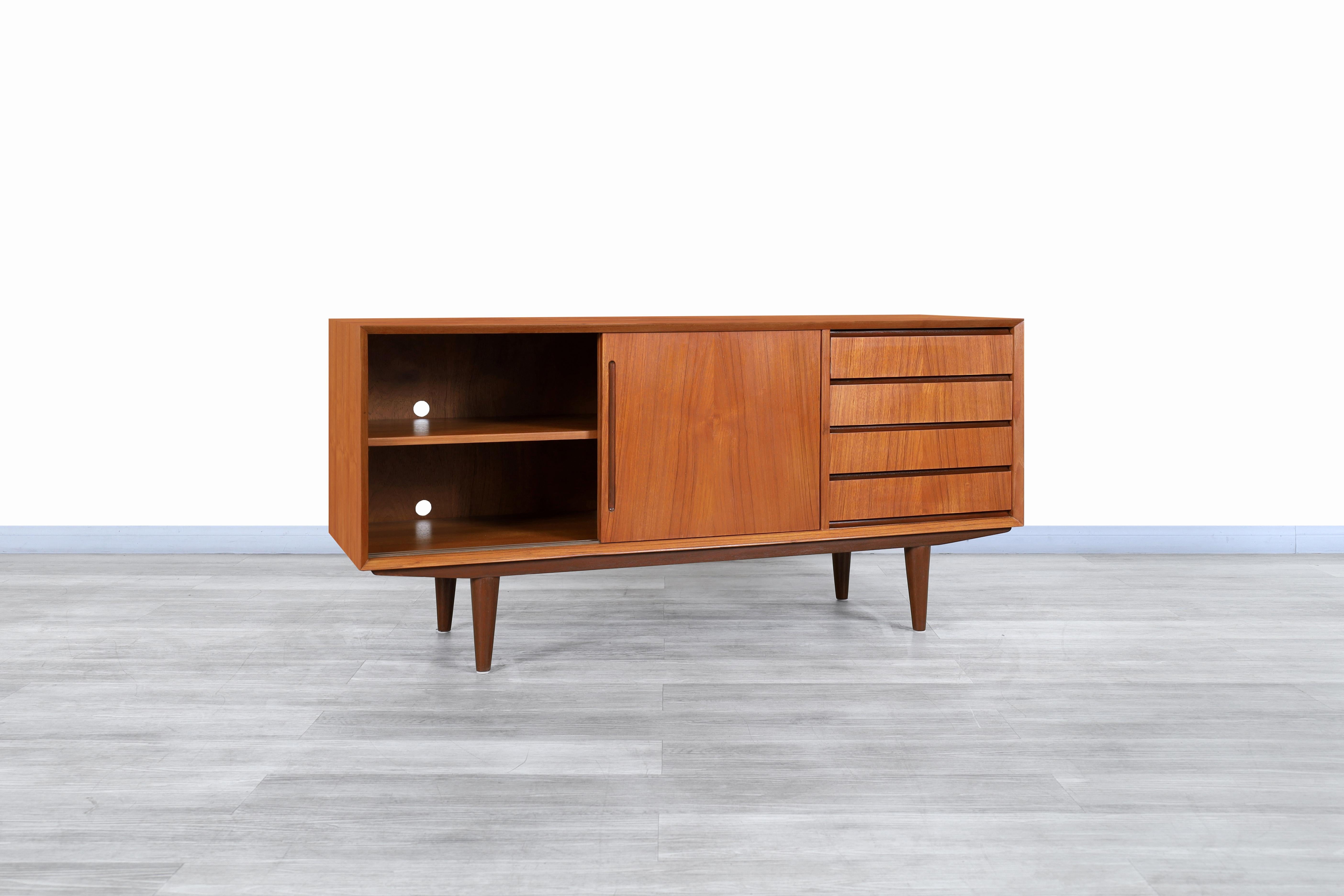 Danish Modern Teak Credenza In Excellent Condition In North Hollywood, CA