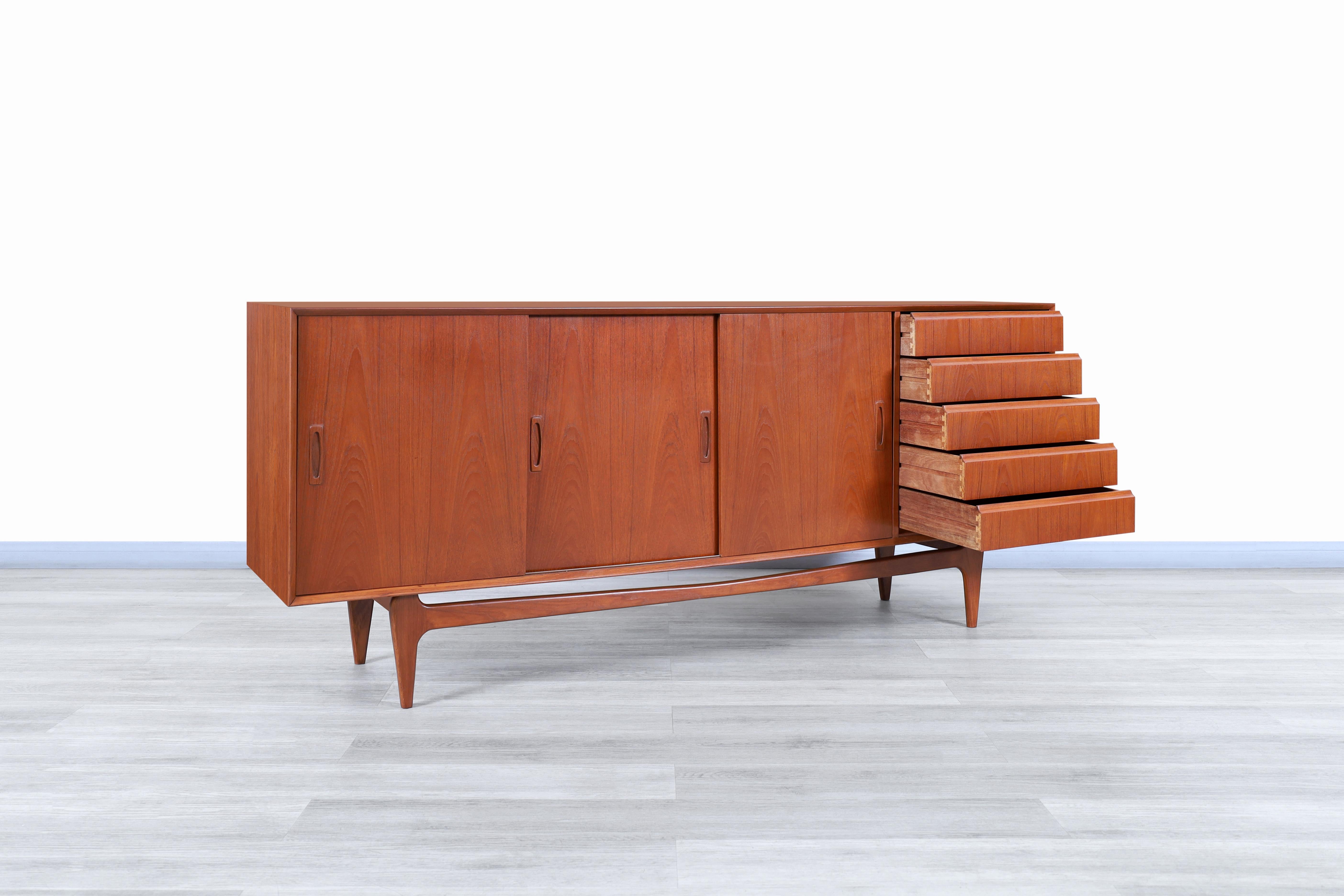 Danish Modern Teak Credenza In Excellent Condition For Sale In North Hollywood, CA