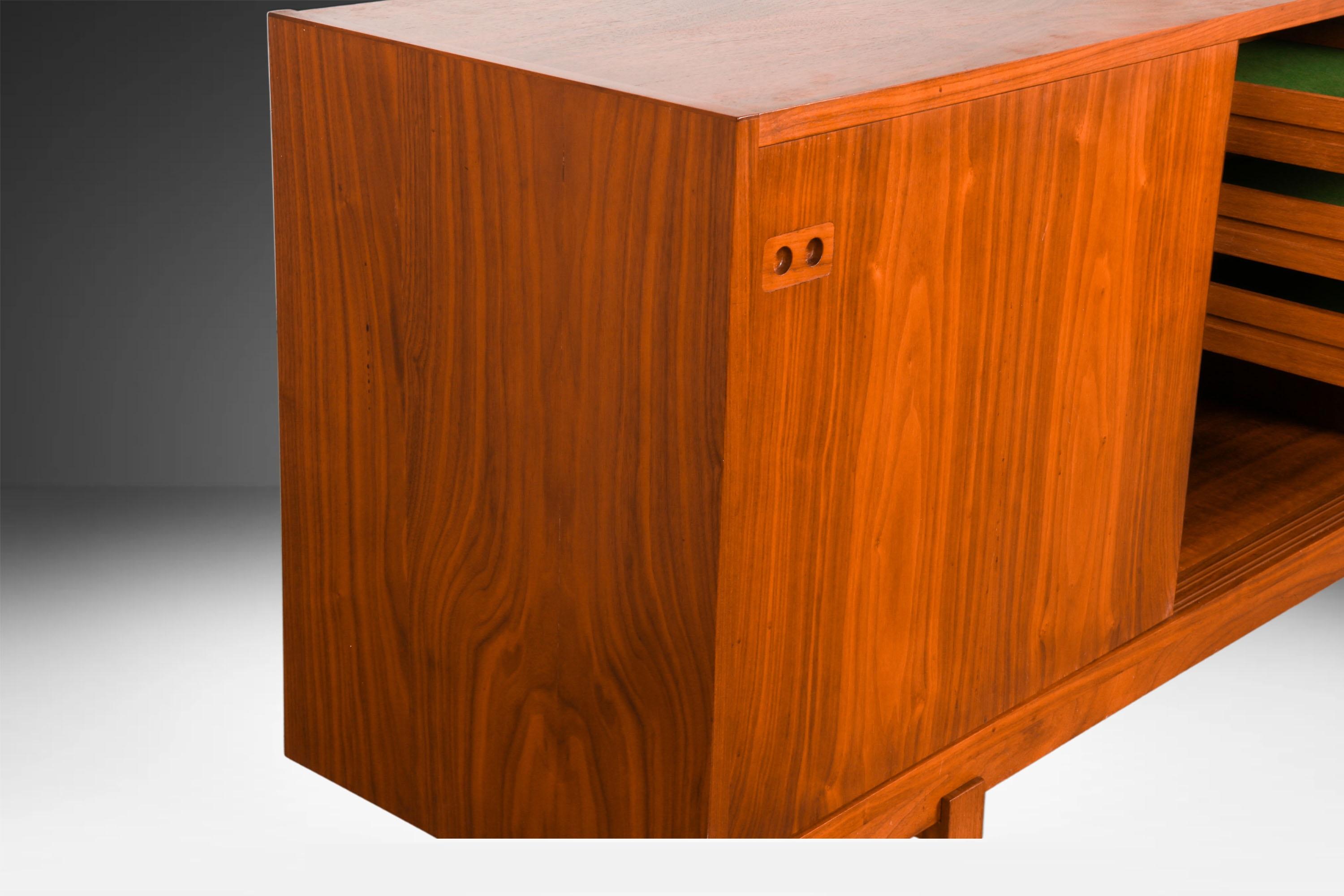 Danish Modern Teak Credenza in the style of Kofod-Larsen for Faarup Mobelfabrik en vente 3