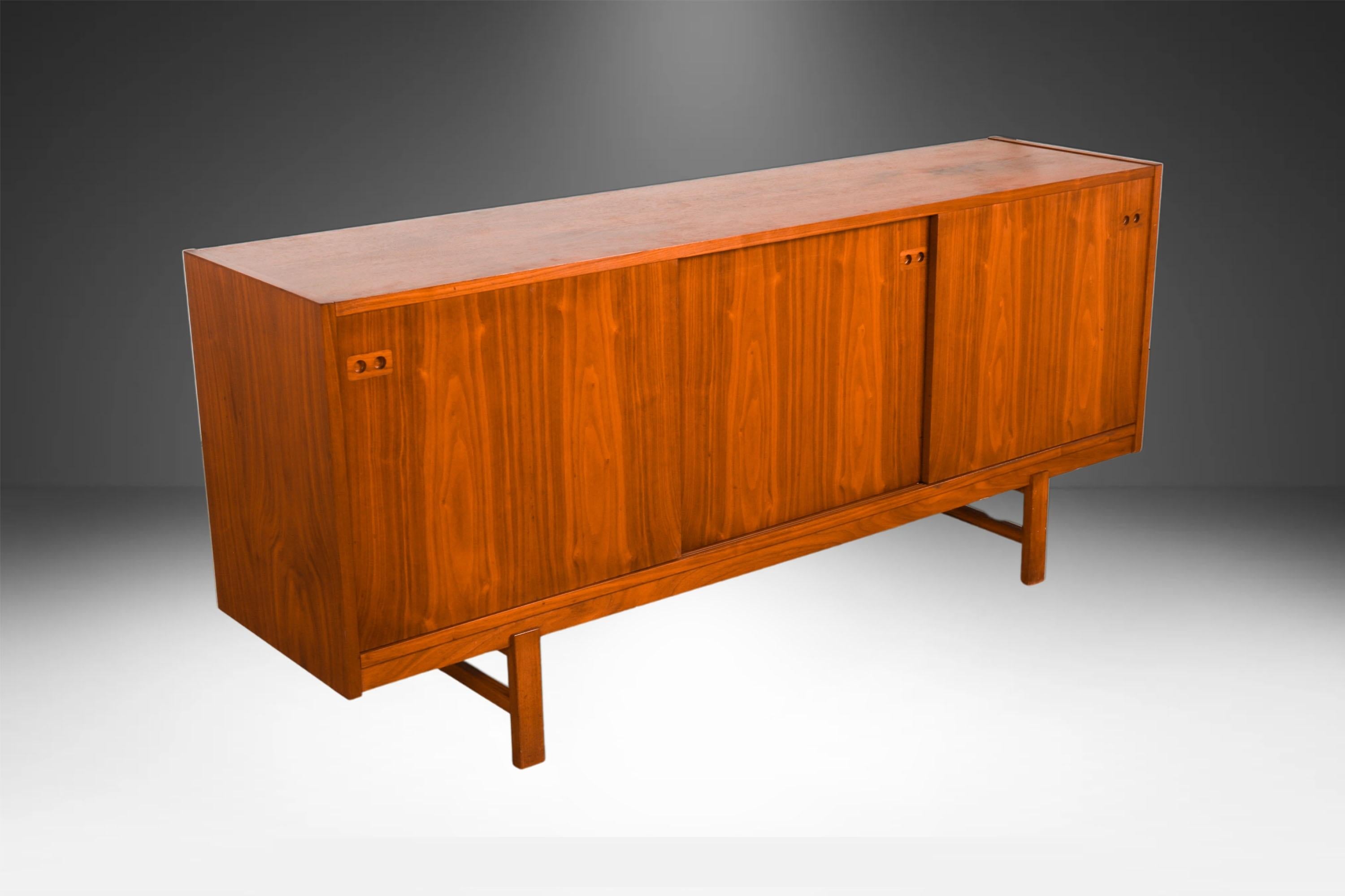 Danish Modern Teak Credenza in the style of Kofod-Larsen for Faarup Mobelfabrik en vente 4