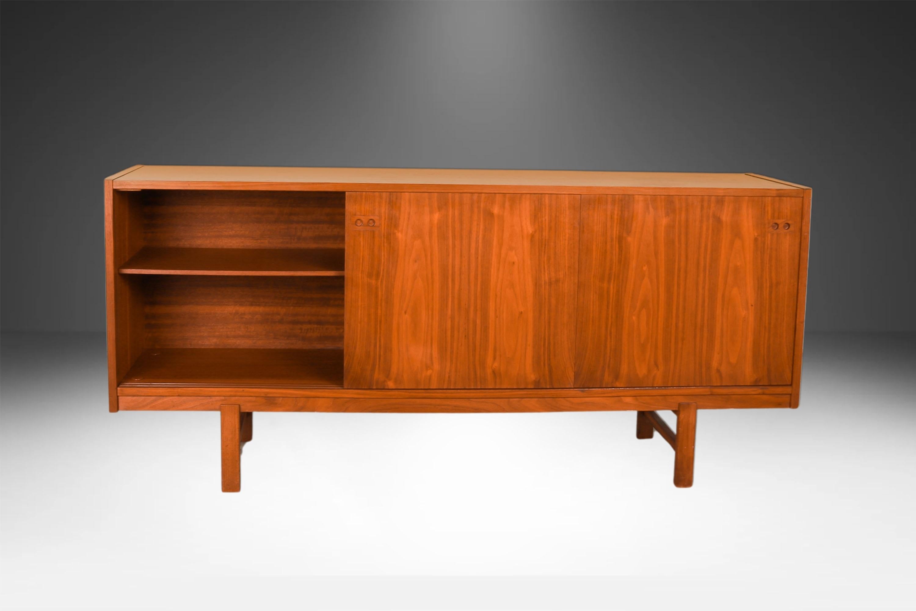 Mid-Century Modern Danish Modern Teak Credenza in the style of Kofod-Larsen for Faarup Mobelfabrik en vente