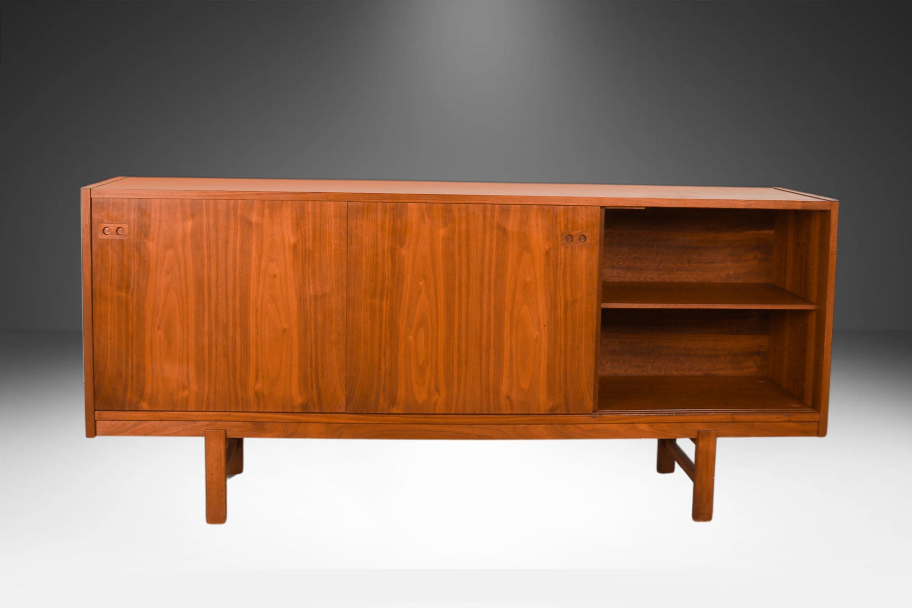 Danois Danish Modern Teak Credenza in the style of Kofod-Larsen for Faarup Mobelfabrik en vente
