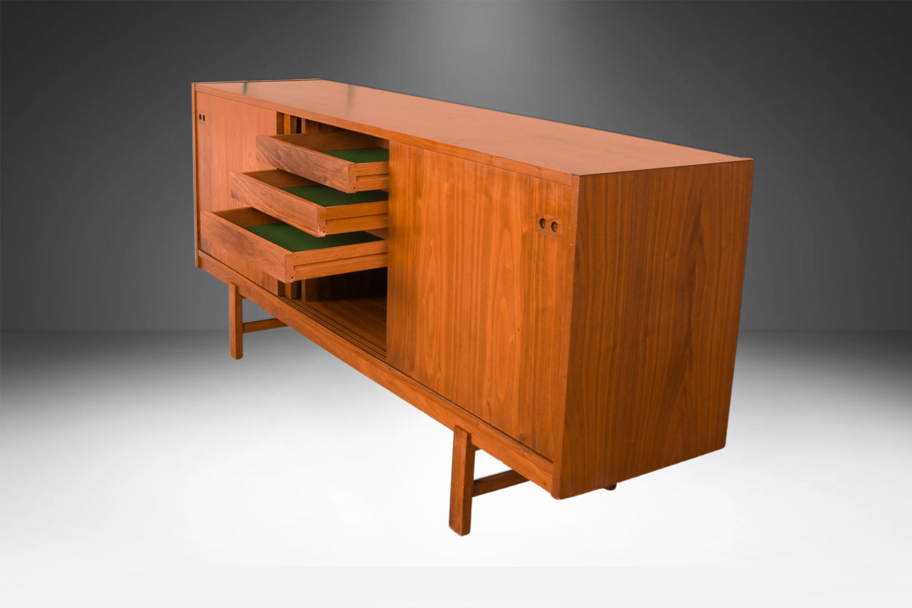 Danish Modern Teak Credenza in the style of Kofod-Larsen for Faarup Mobelfabrik État moyen - En vente à Baltimore, MD