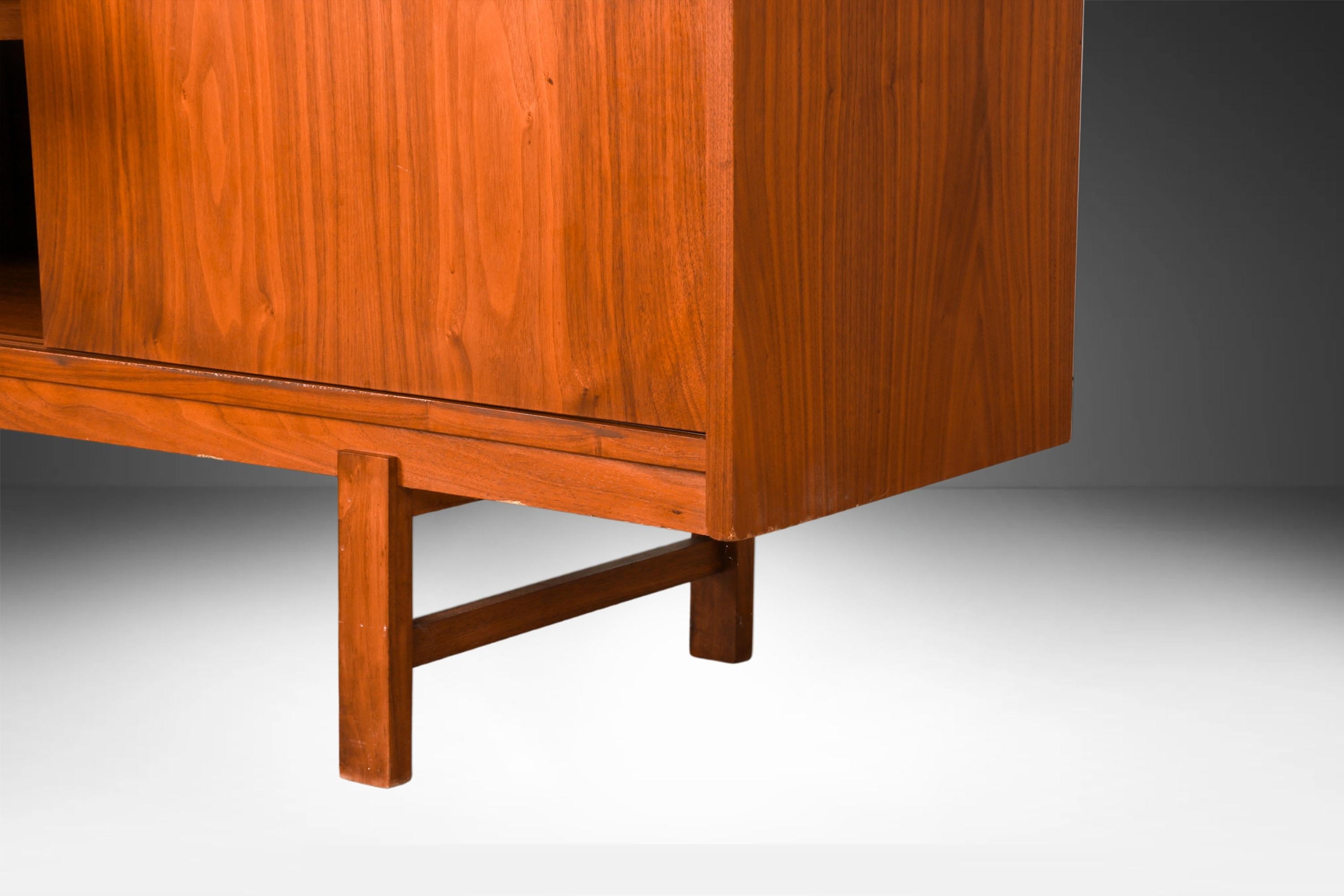 Milieu du XXe siècle Danish Modern Teak Credenza in the style of Kofod-Larsen for Faarup Mobelfabrik en vente