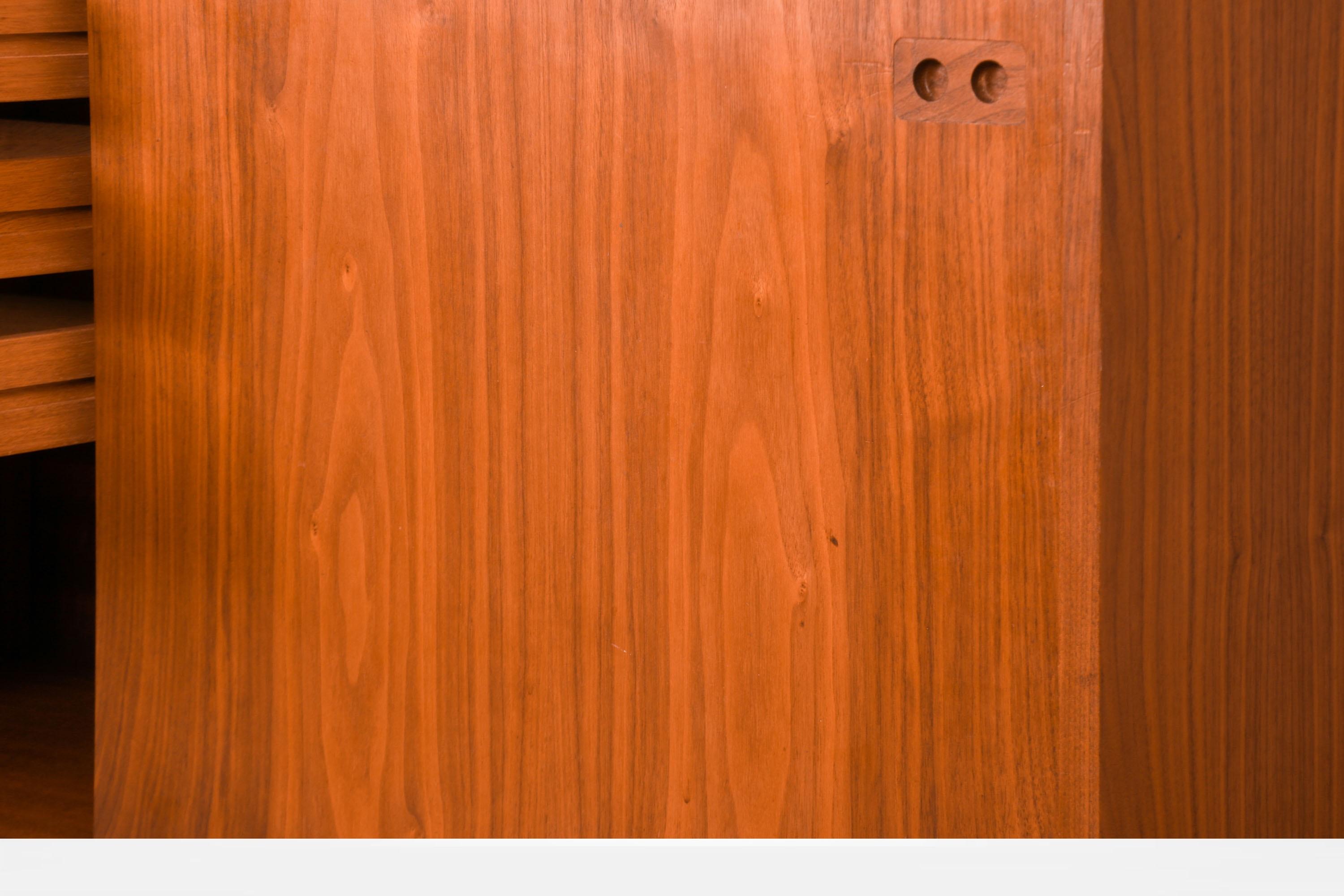 Teck Danish Modern Teak Credenza in the style of Kofod-Larsen for Faarup Mobelfabrik en vente