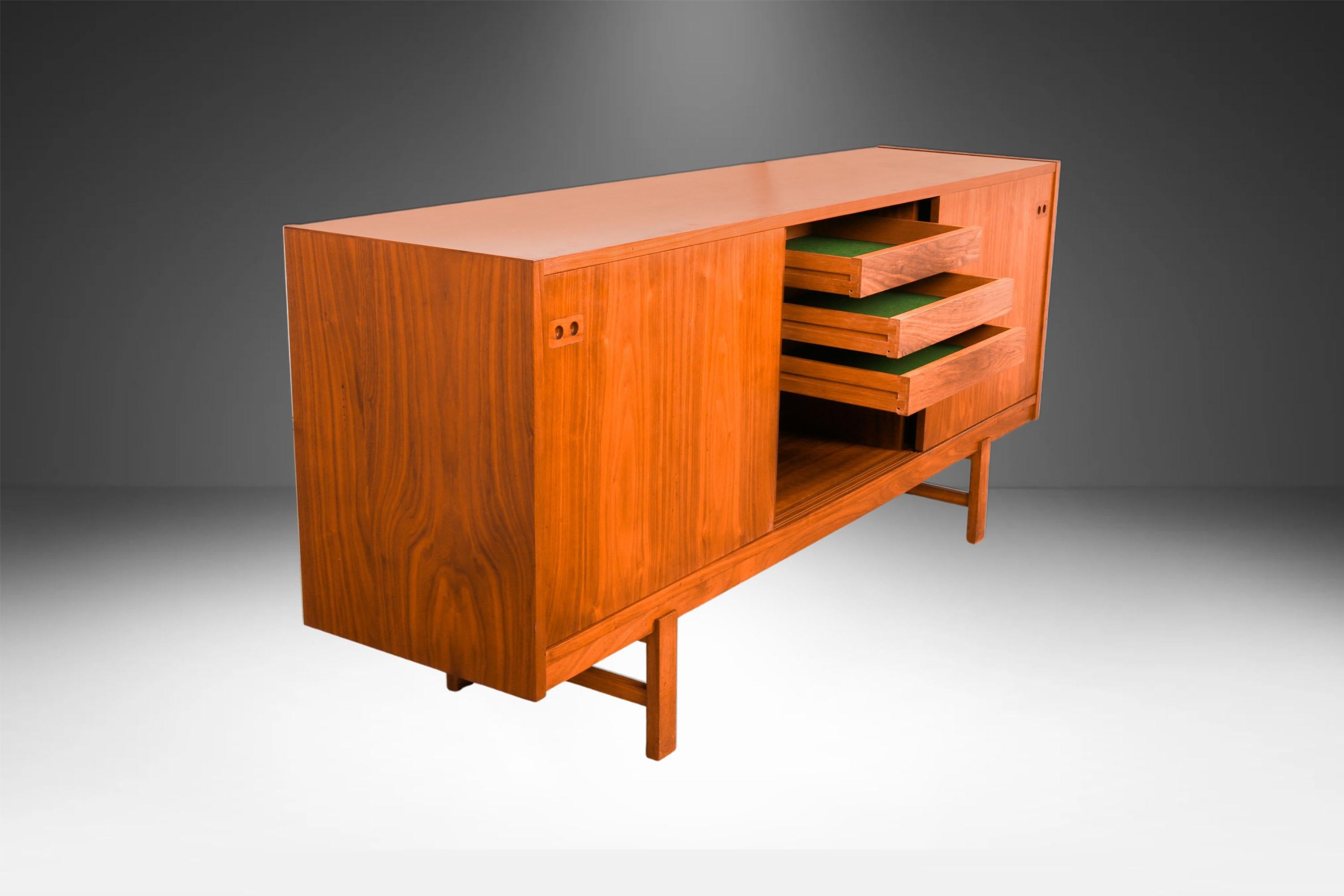 Danish Modern Teak Credenza in the style of Kofod-Larsen for Faarup Mobelfabrik en vente 2