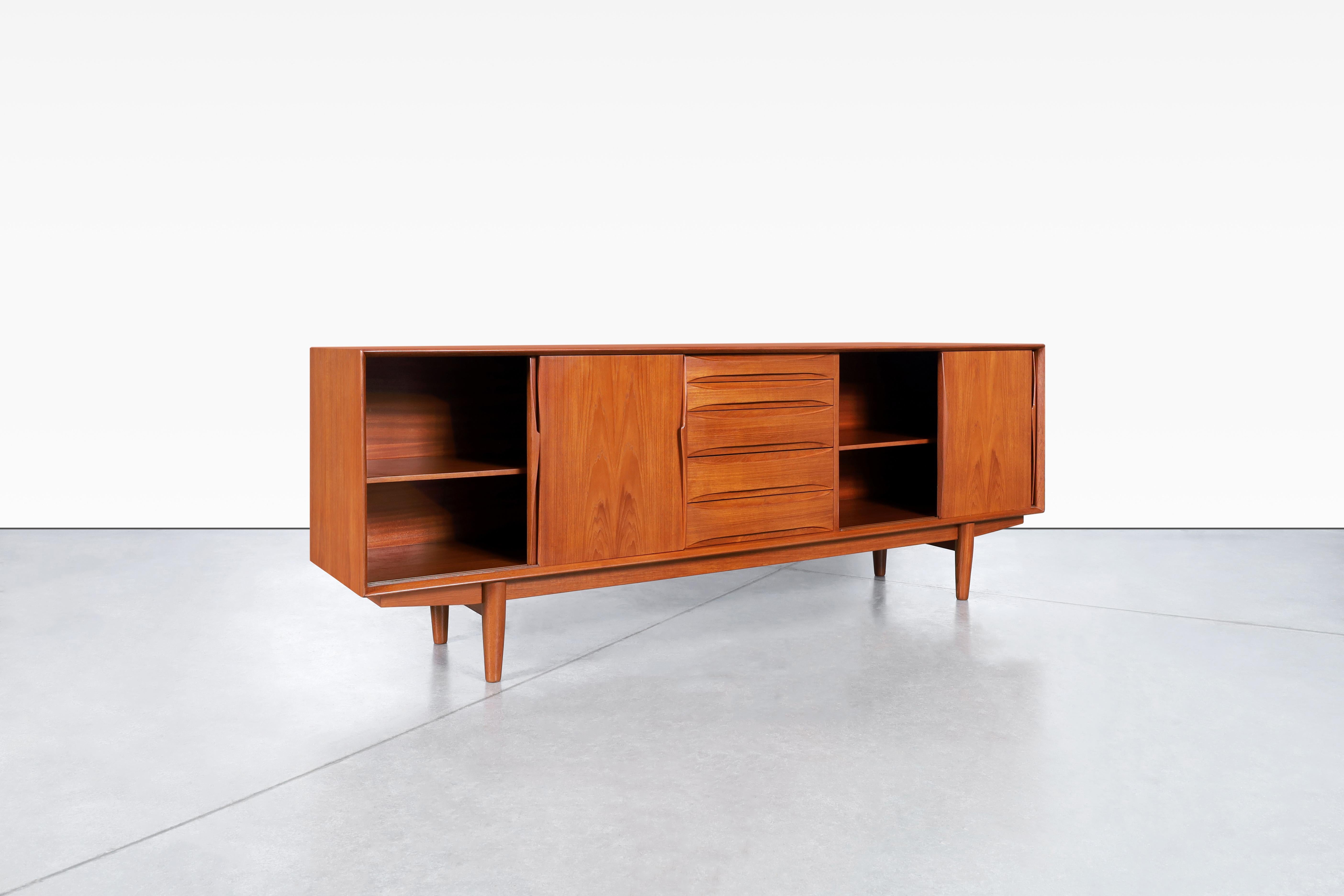 Danish Modern Teak Credenza Model #7738 by Skovby Møbelfabrik In Excellent Condition For Sale In North Hollywood, CA